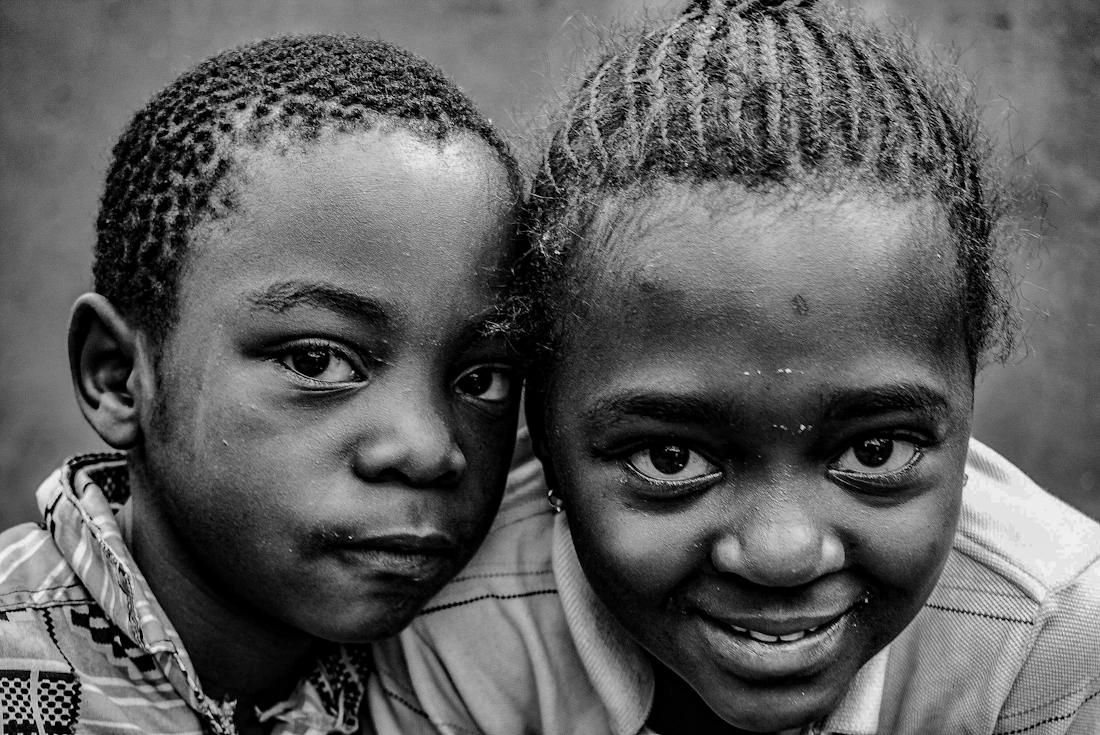 Portrait de fratrie en noir et blanc — image d’illustration