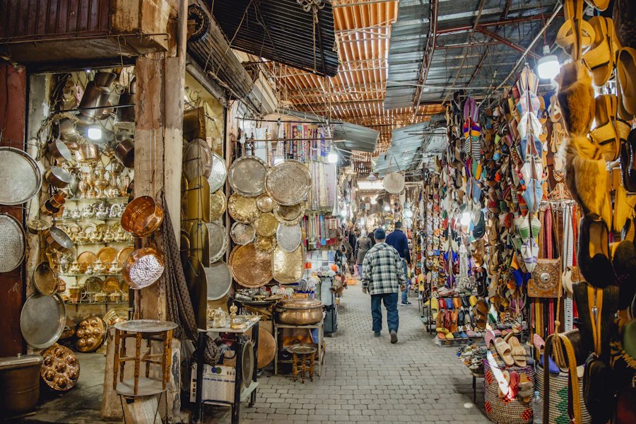 Médina de Marrakech au lever du jour, ruelles animées et étals colorés