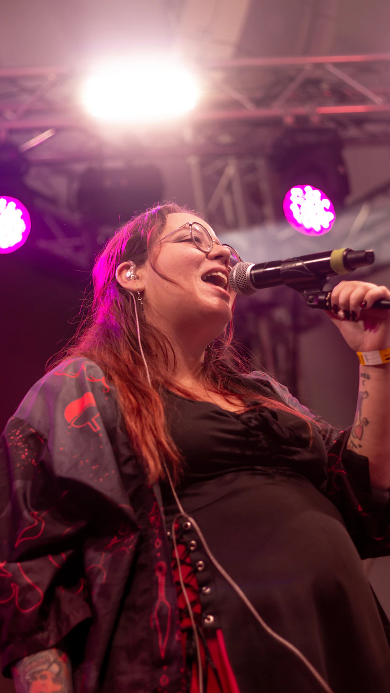 Cantante en un escenario