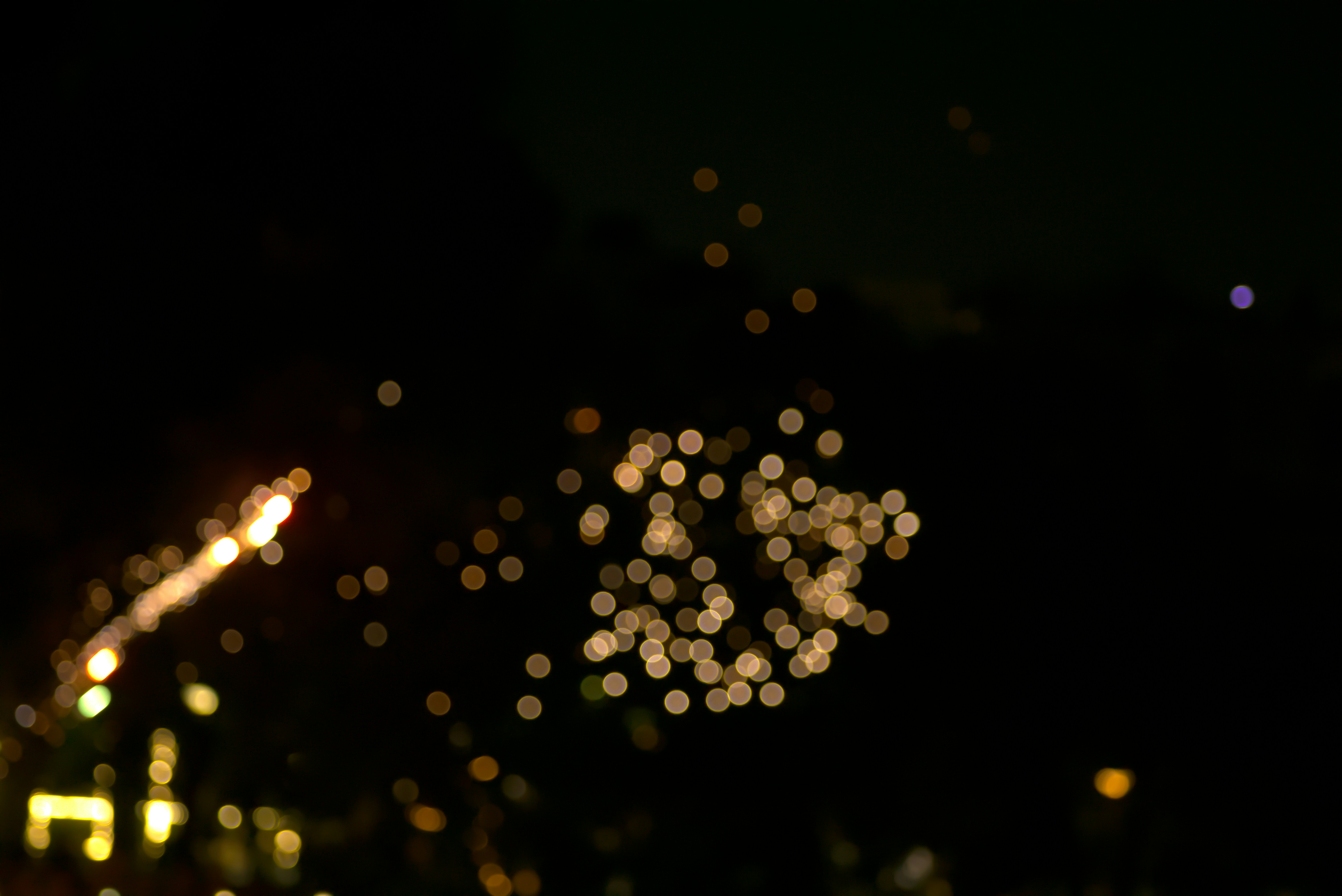 Luzes de bokeh contra um céu noturno escuro