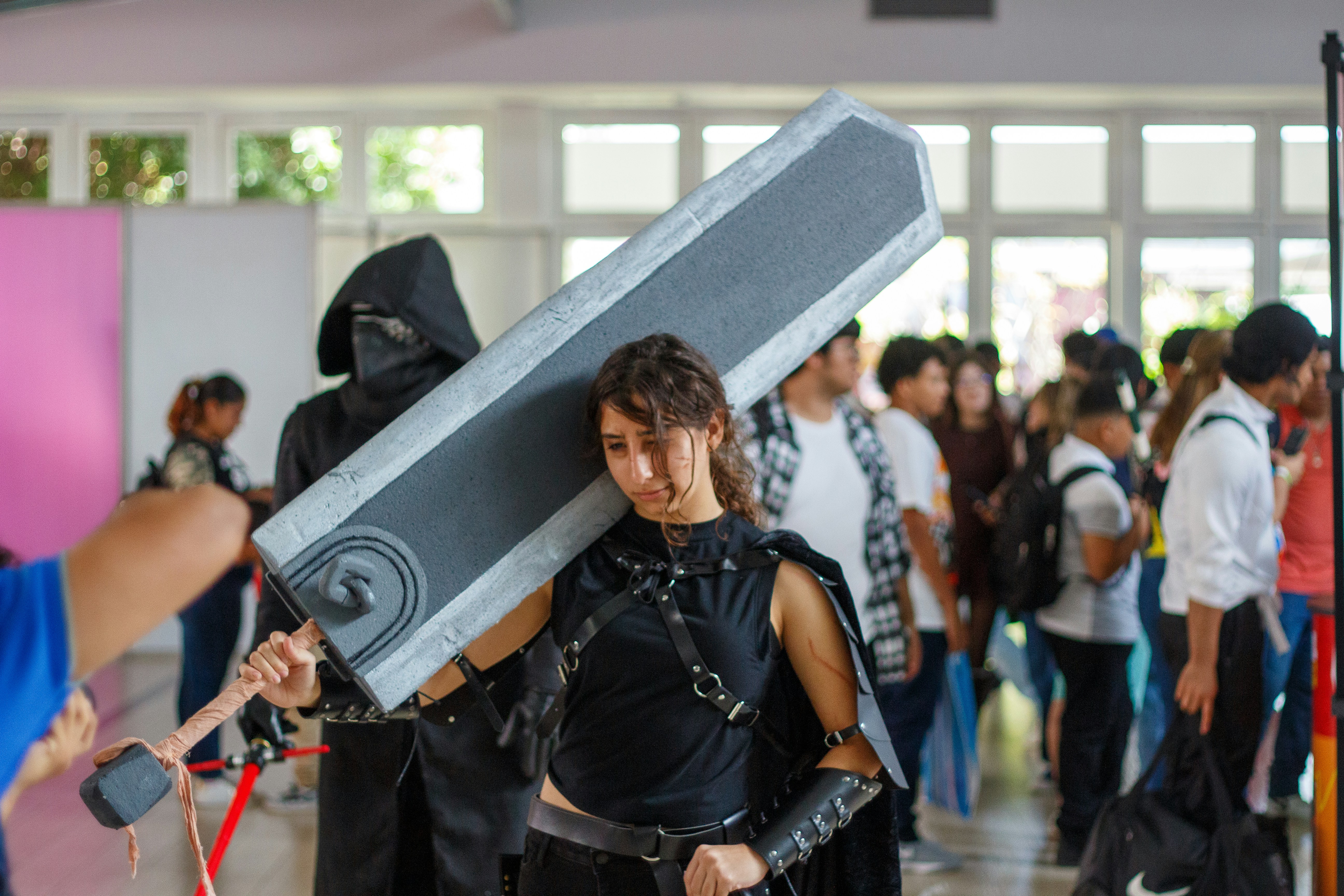 Cosplayer membawa pedang besar di sebuah acara