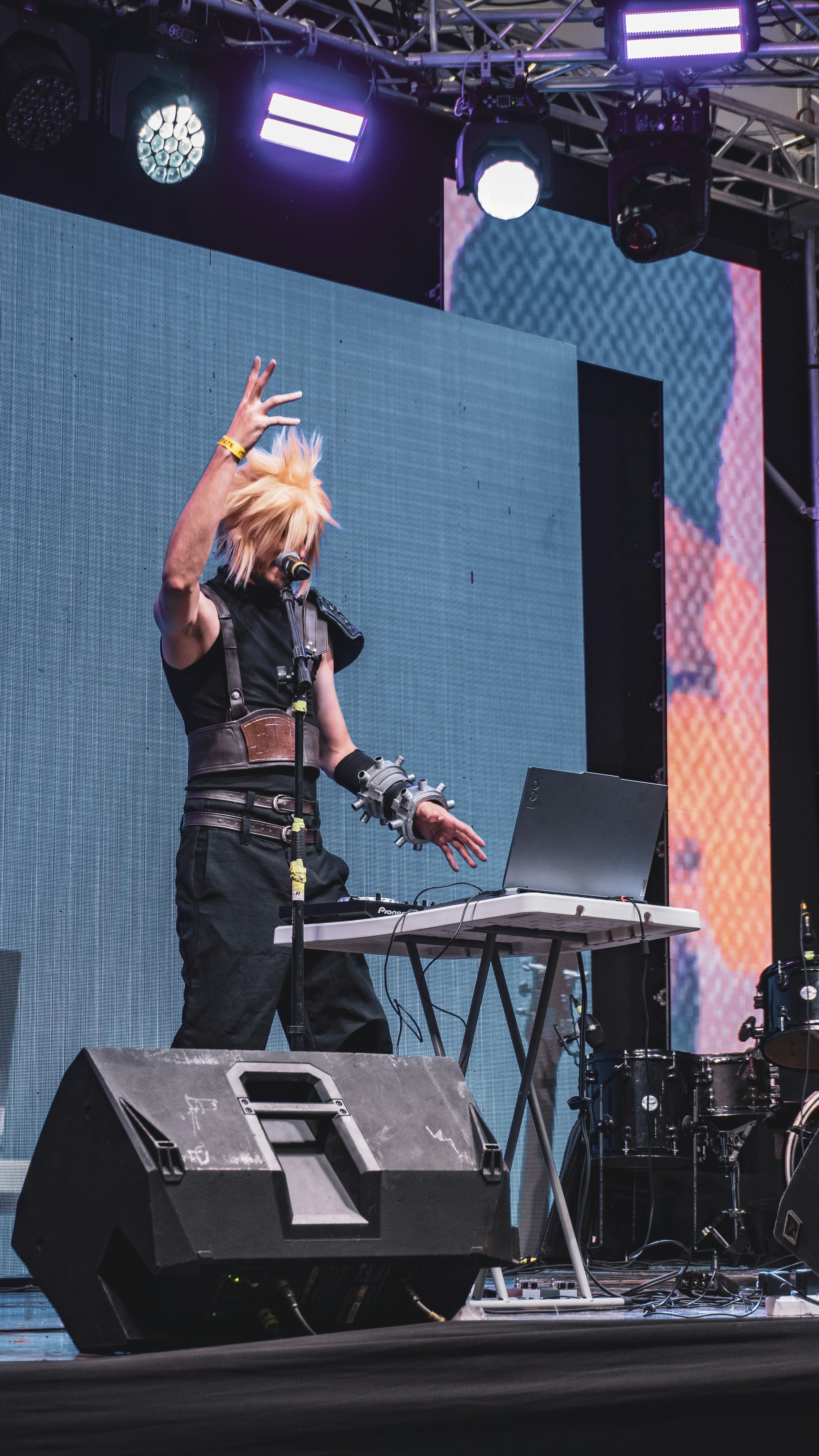 Cosplayer berpakaian seperti perselisihan awan di dj set.