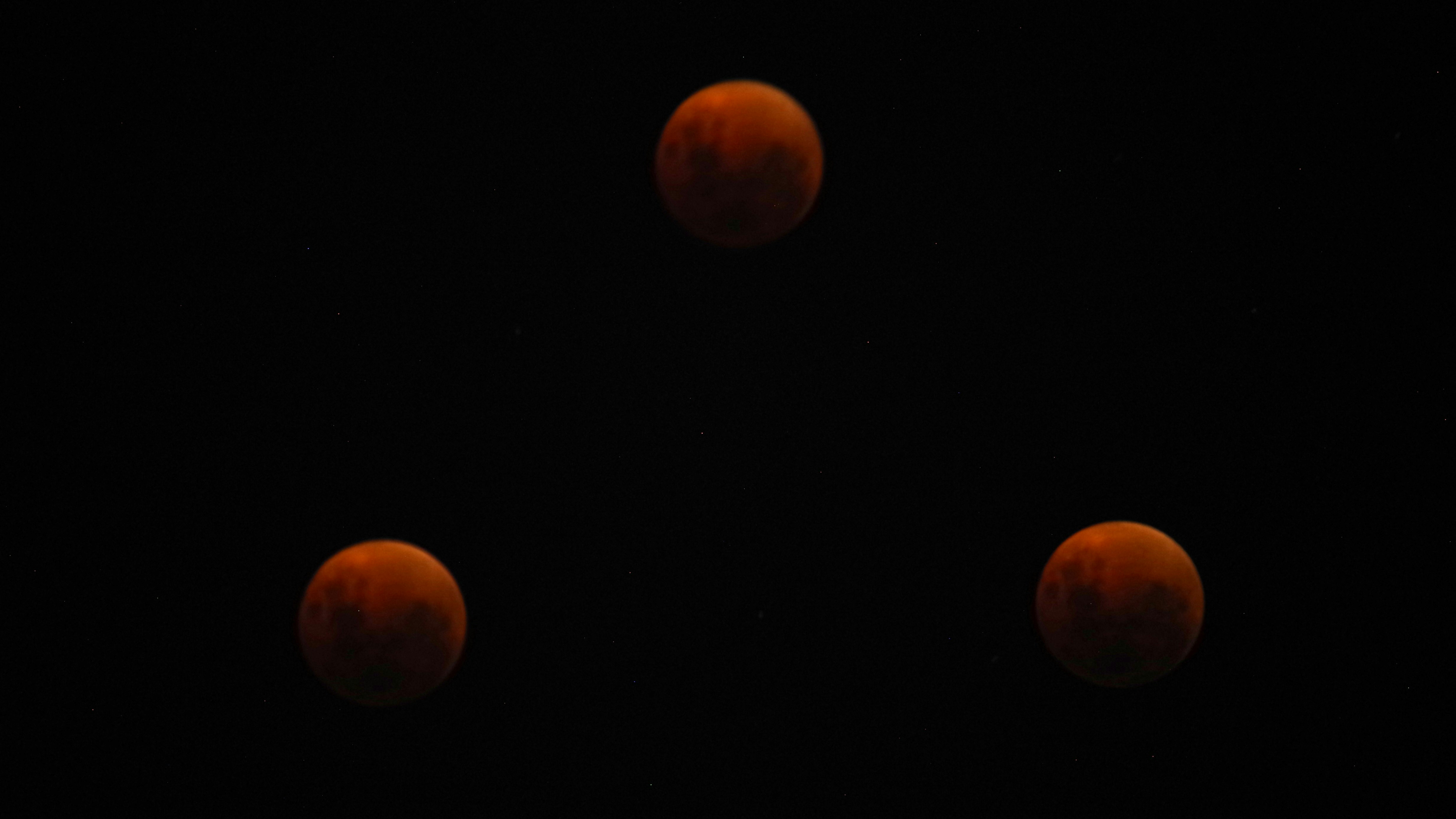 Drei Blutmonde am dunklen Himmel
