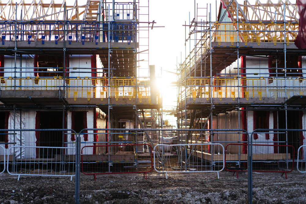 Deux bâtiments de logements en construction