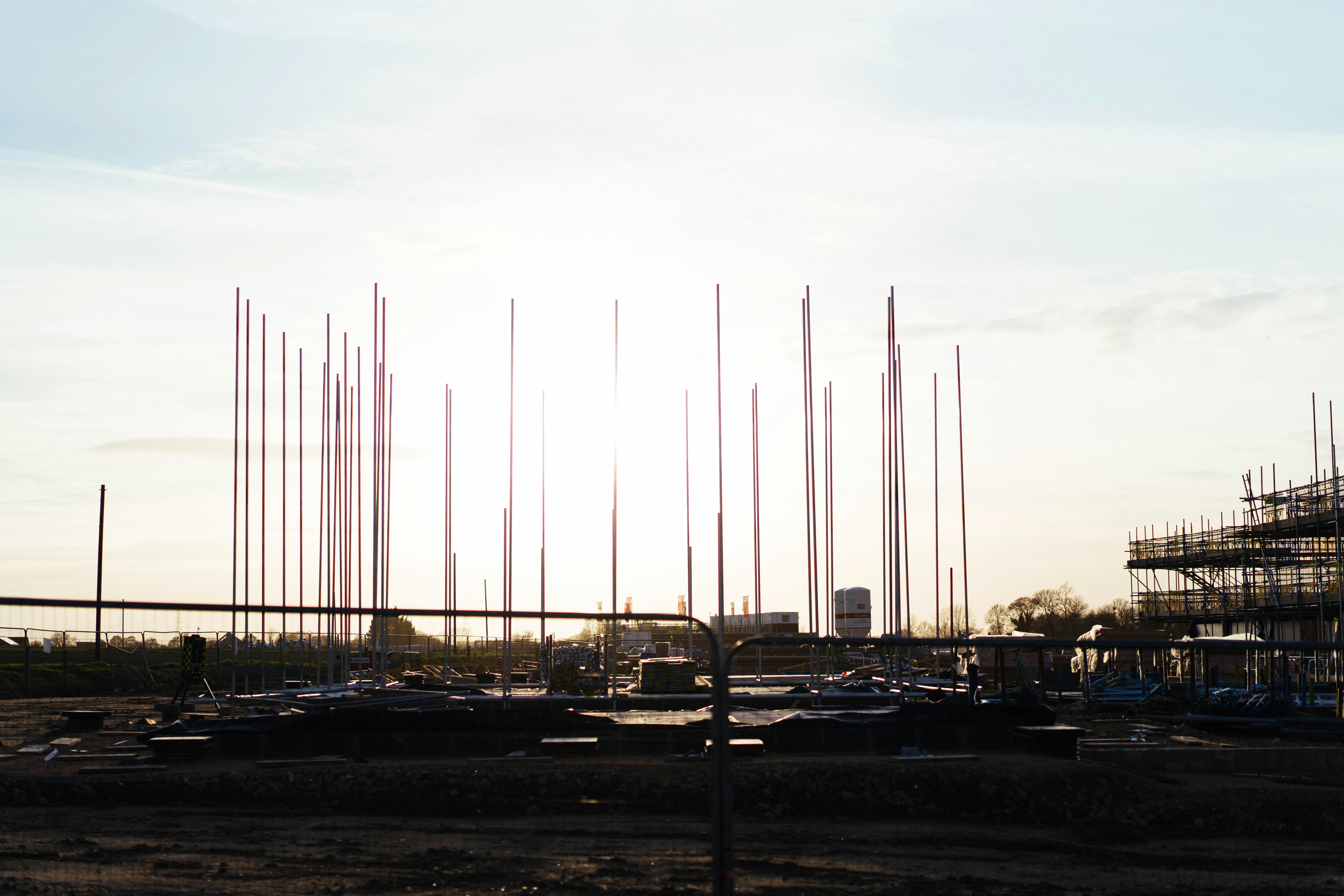 Mâts de voiliers dans une marina au coucher du soleil