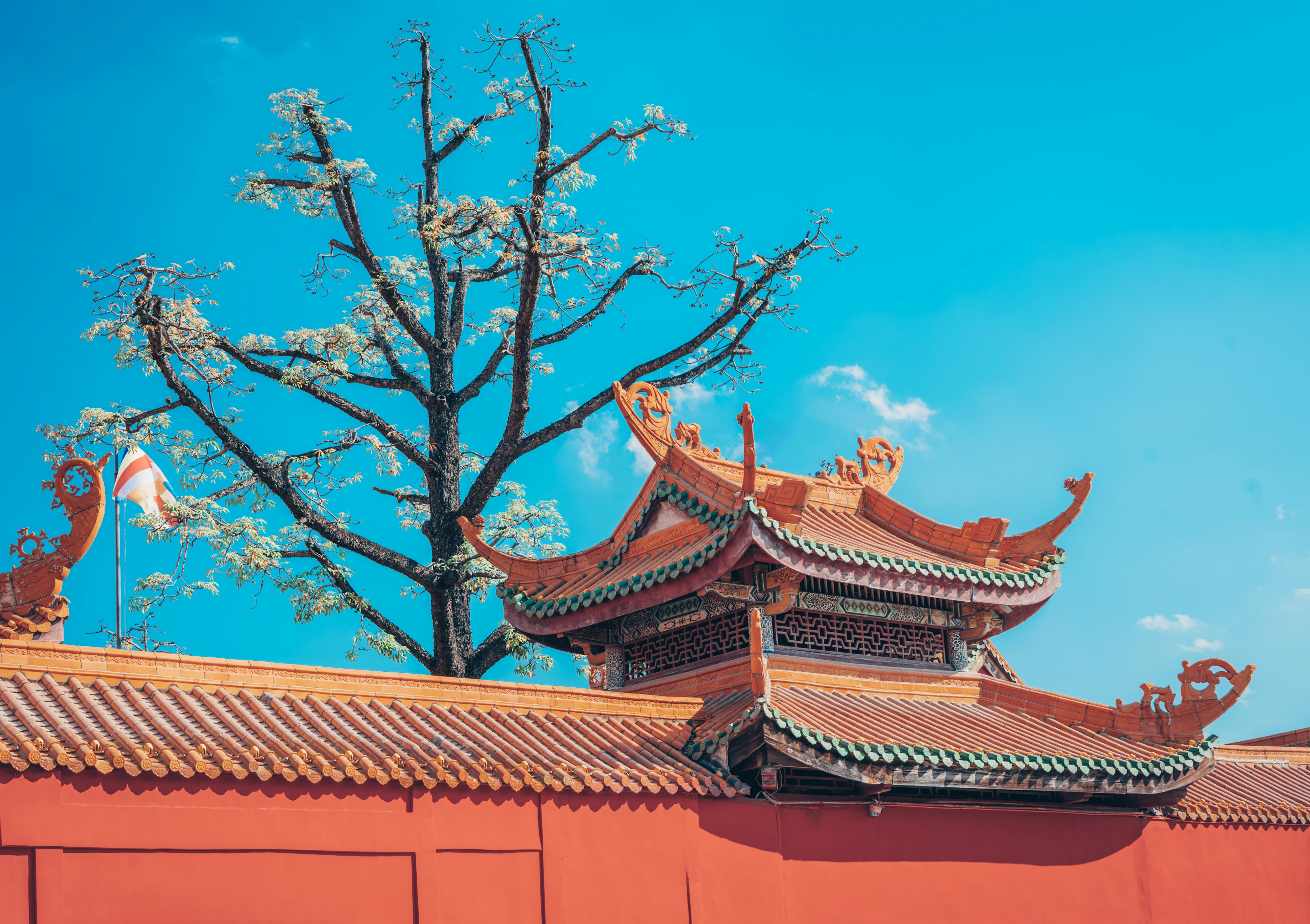 Traditional chinese temple roof against a bright blue sky. photo – Free ...
