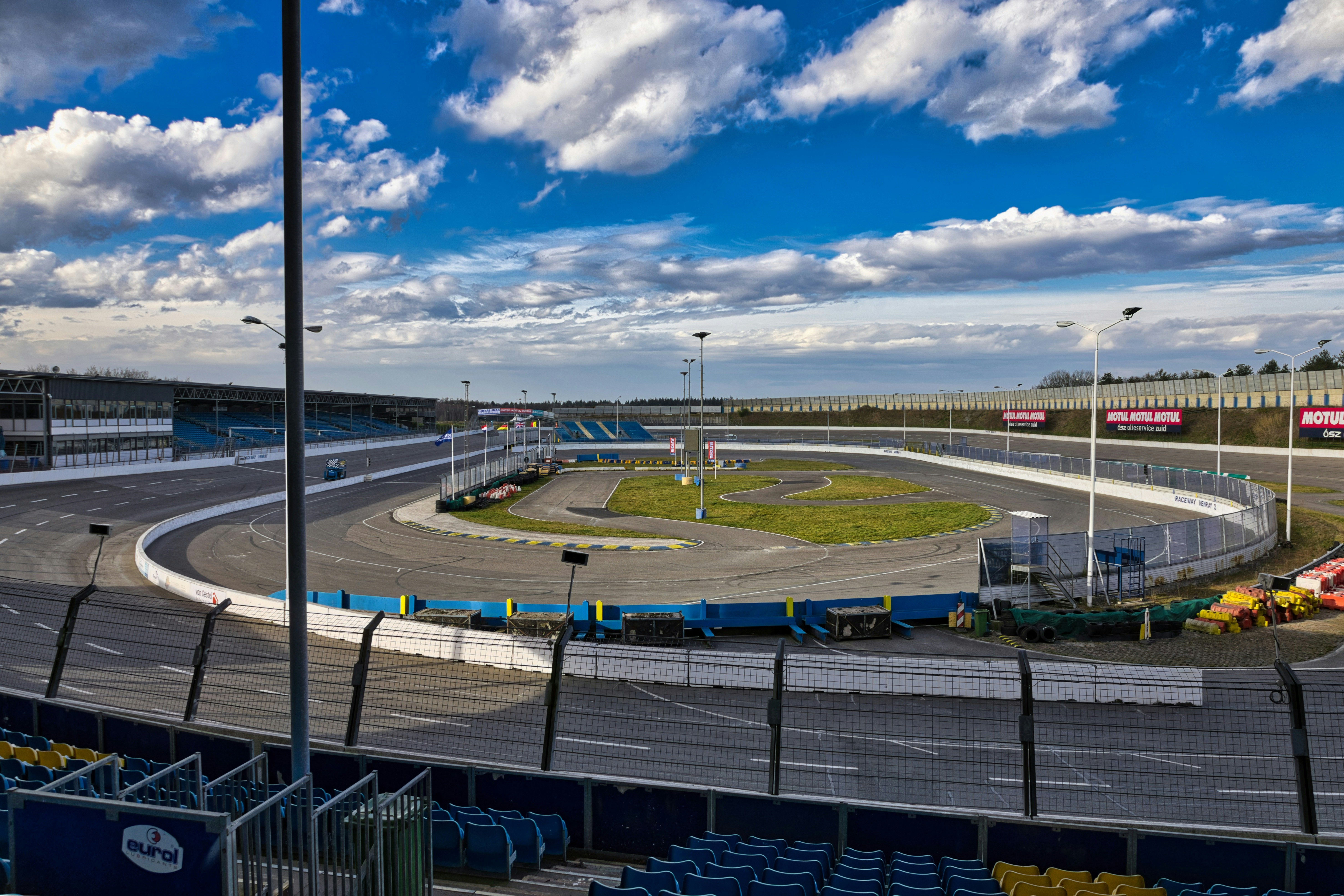 曇り空の下、座席のあるレーストラック