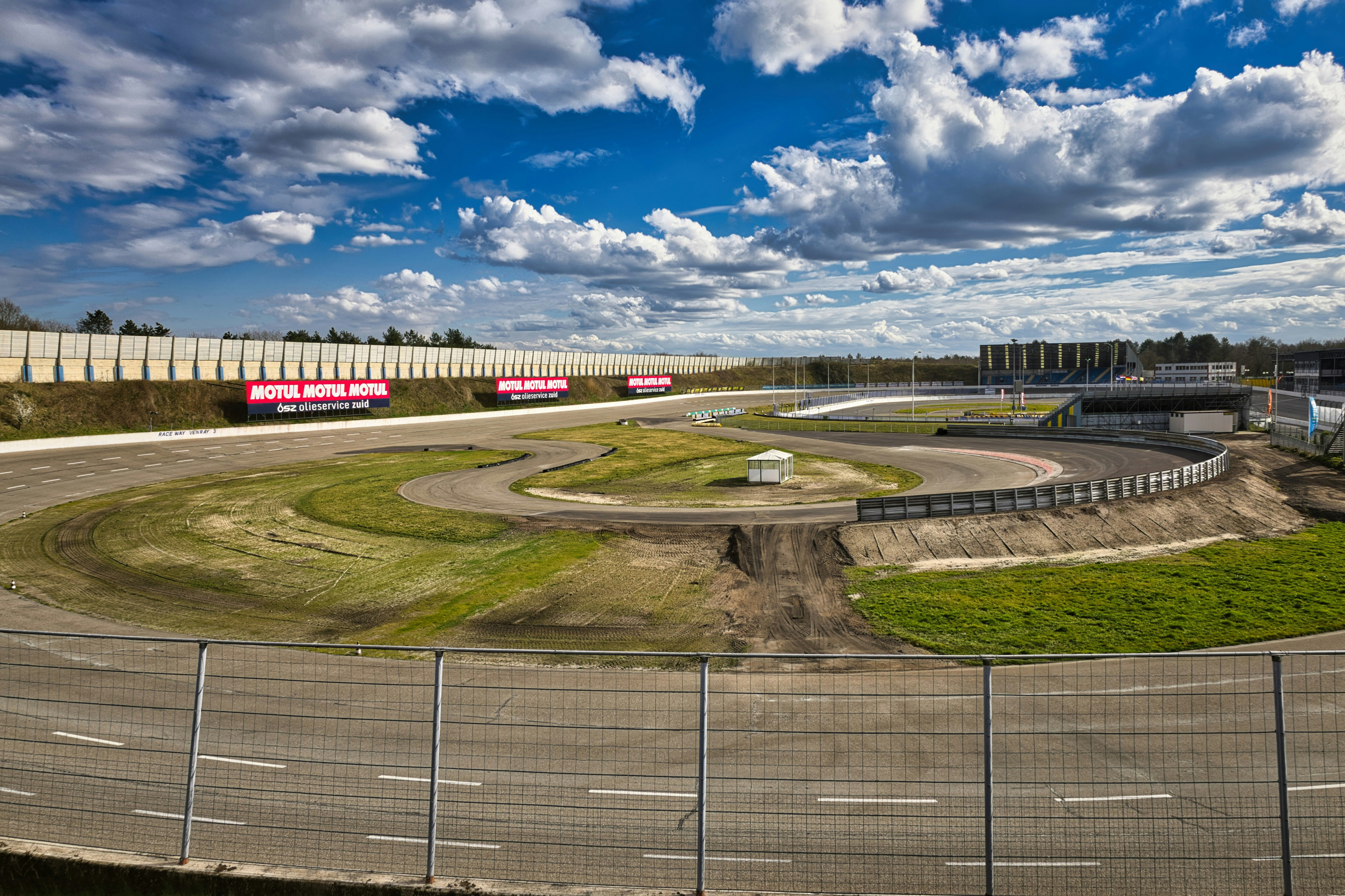 青空と雲のレーストラック。