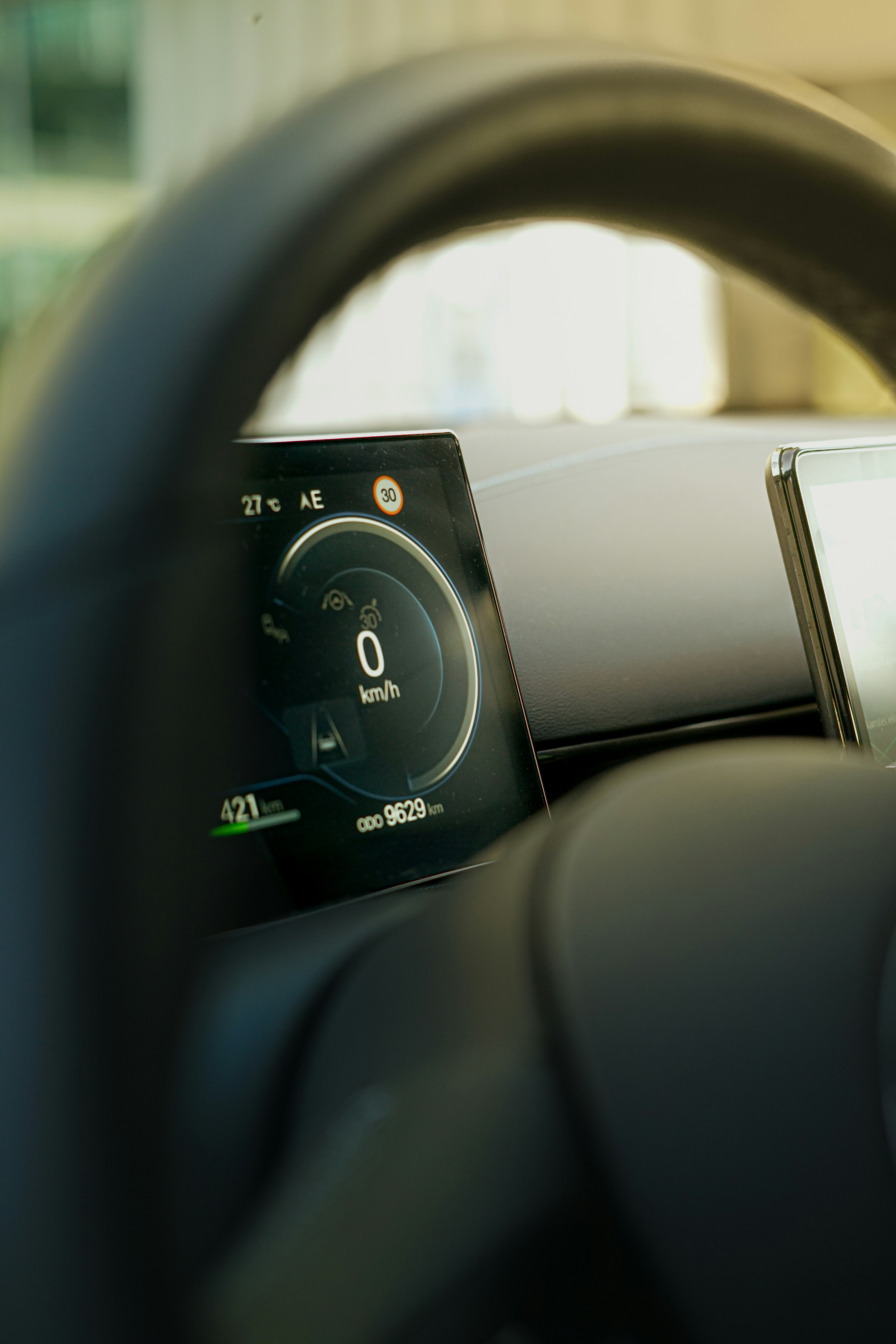 Cruscotto digitale dell'auto che mostra velocità e chilometraggio