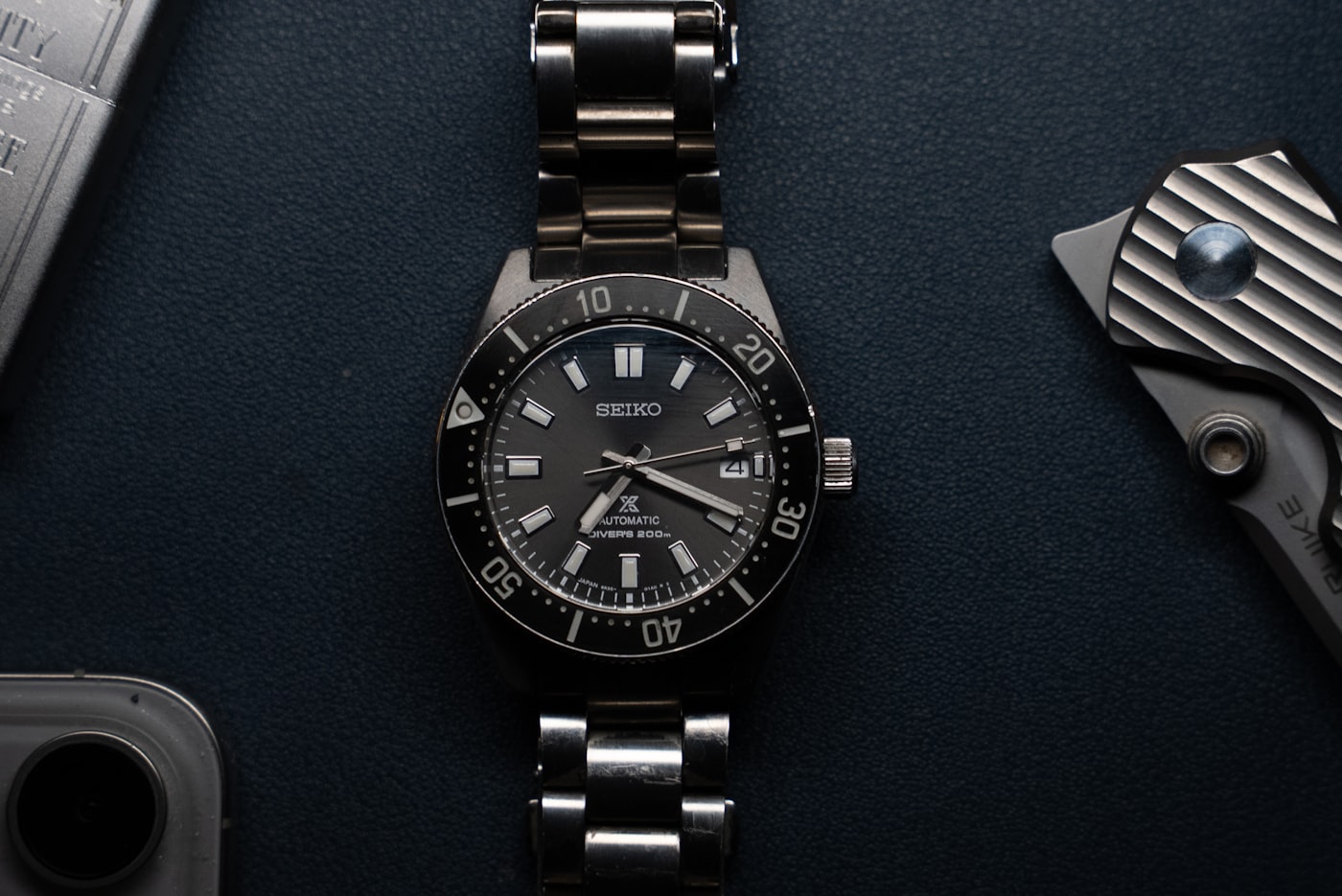 Detailaufnahme einer dunklen Armbanduhr