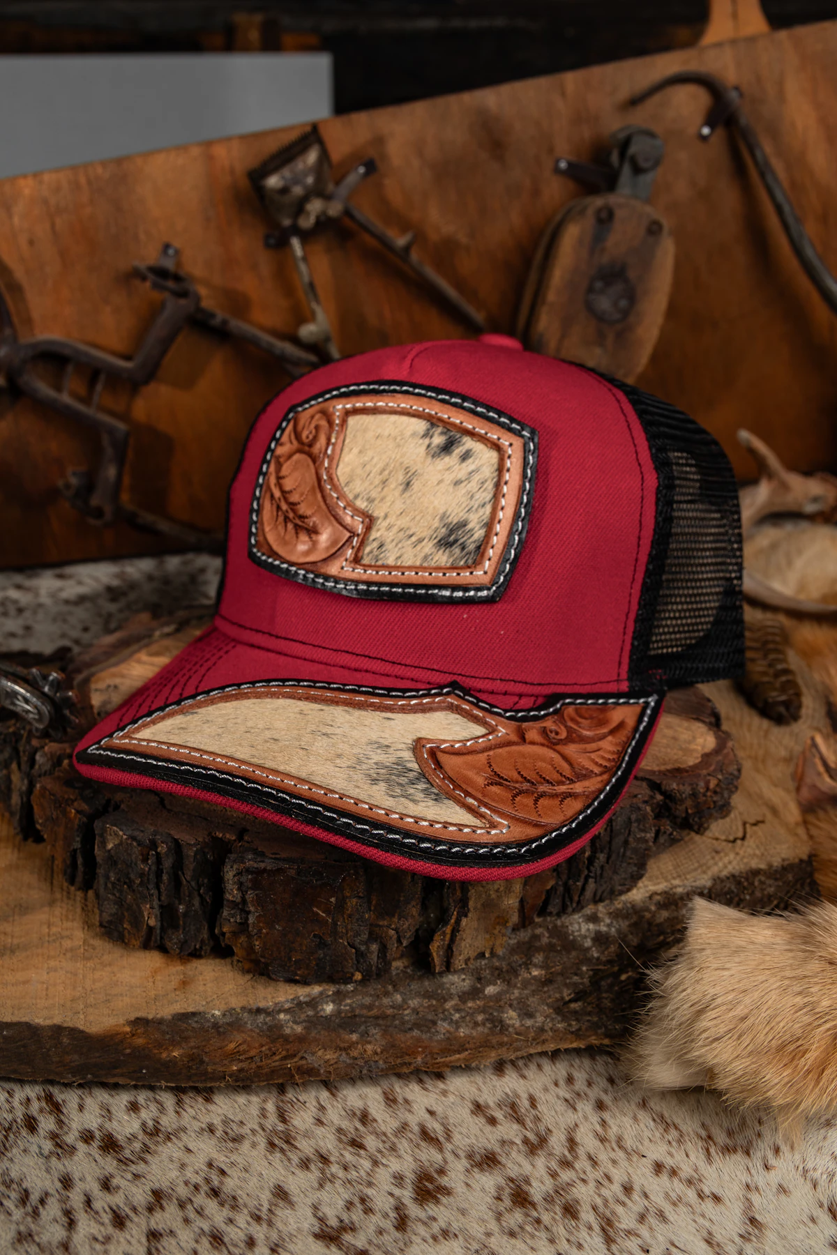 Casquette en cuir cousue main, pièce signature d'un atelier artisanal