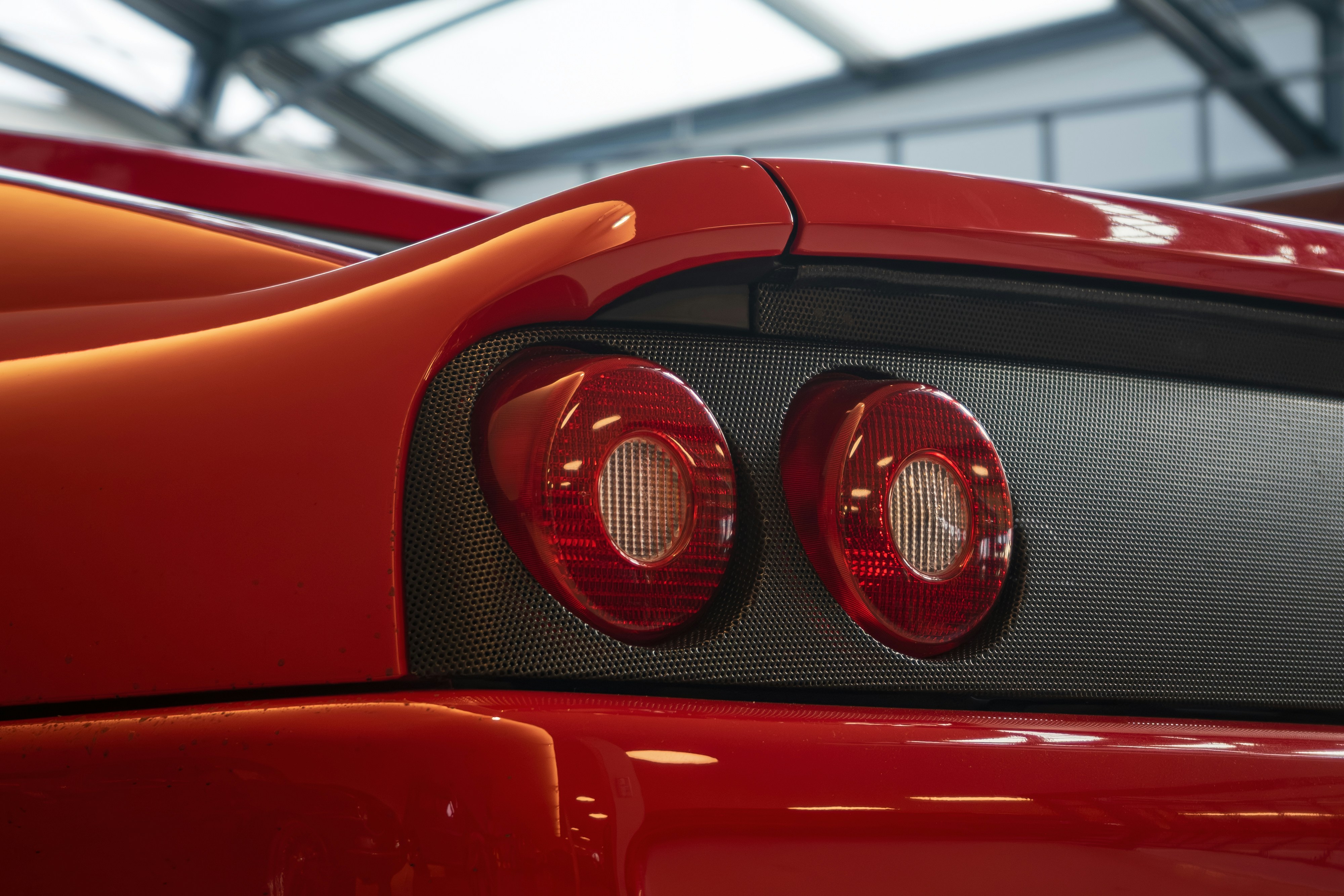 Nahaufnahme des Rücklichts eines roten Sportwagens