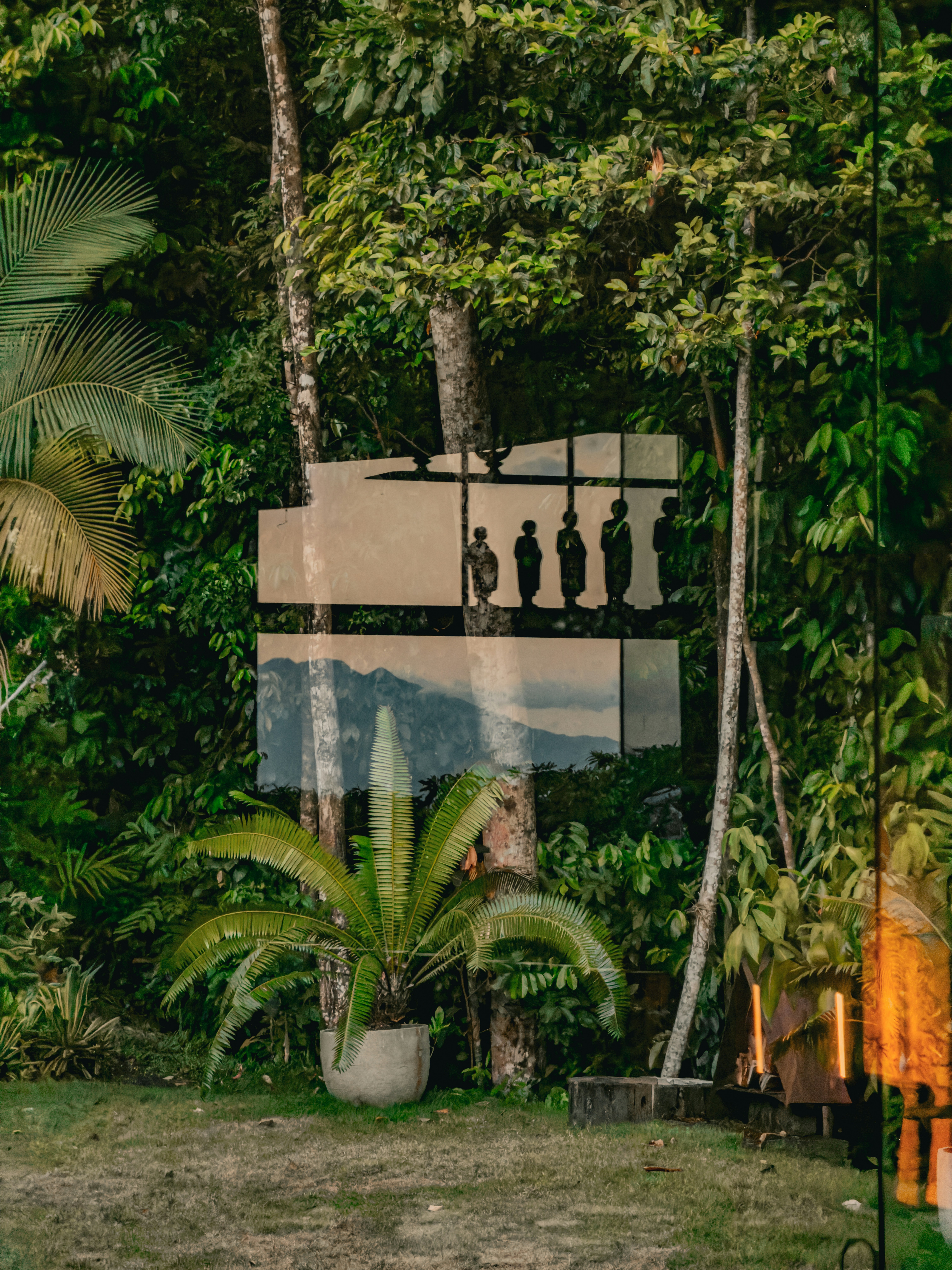 Une structure moderne dans un cadre forestier tropical luxuriant.