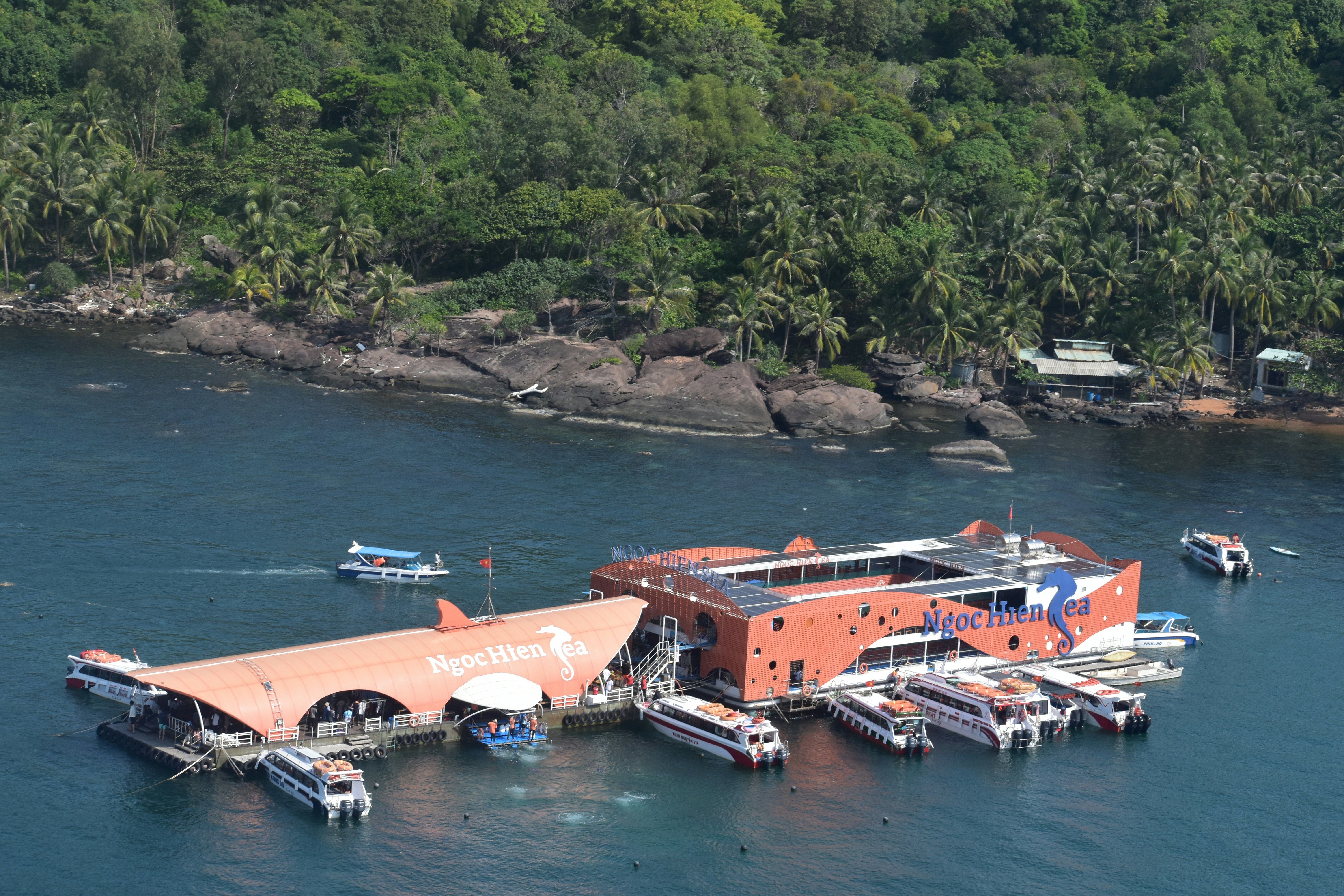 Boote legten an einem Pier auf einer tropischen Insel an