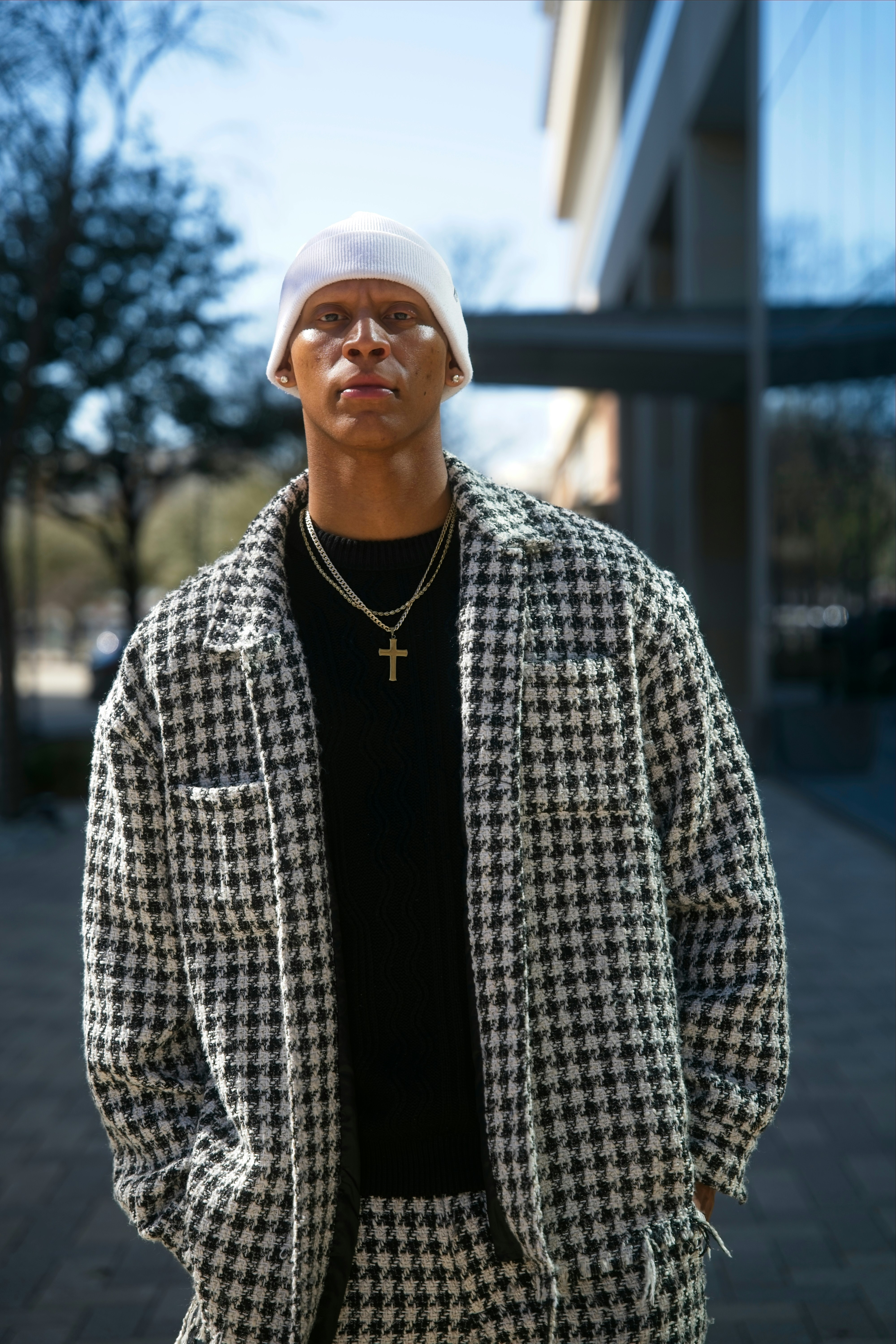 Homem de jaqueta de pé-de-galo e gorro branco