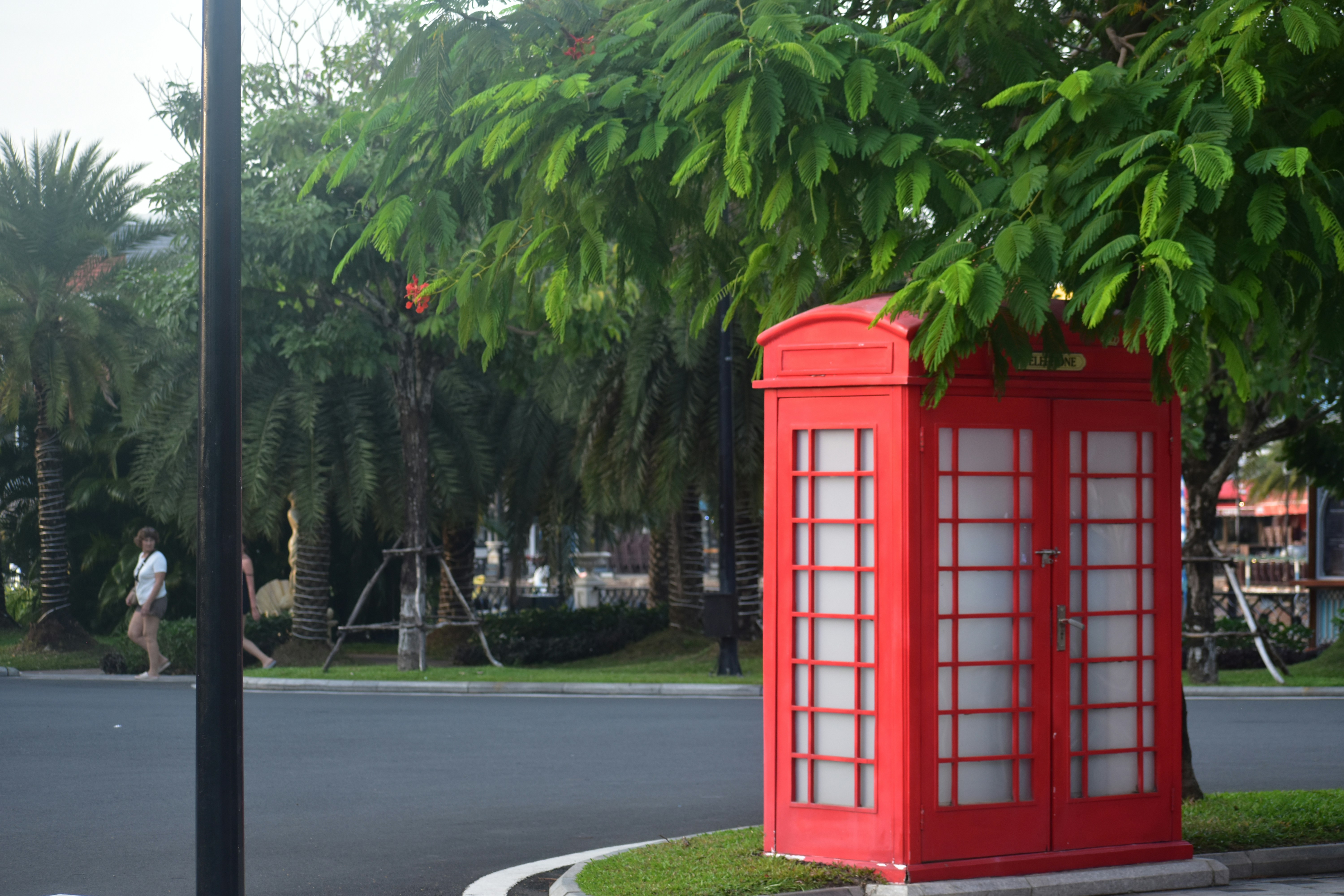 Eine klassische rote britische Telefonzelle steht im Freien.