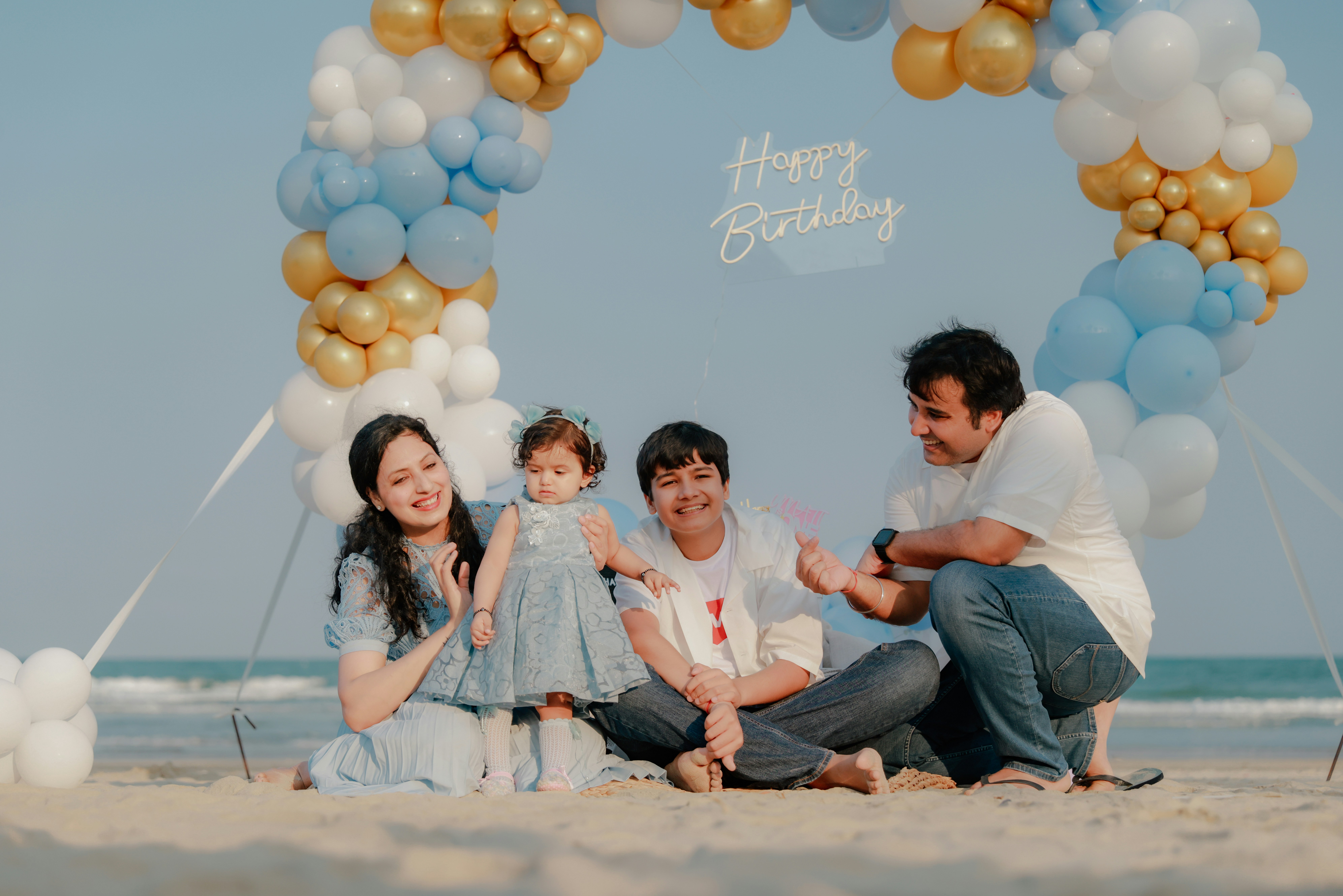 Familie feiert Geburtstag am Strand