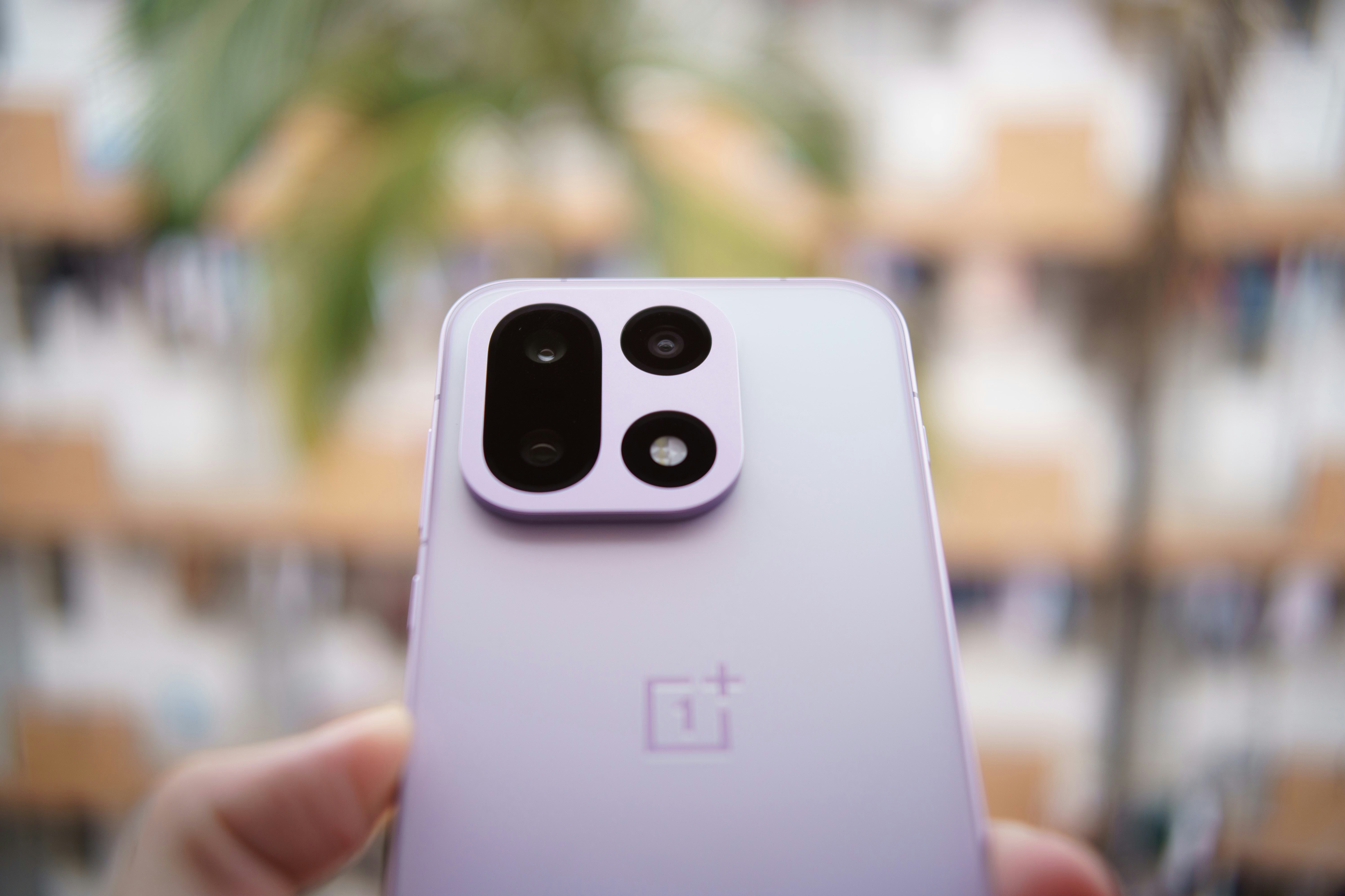 Nahaufnahme eines lila Smartphone-Kameramoduls