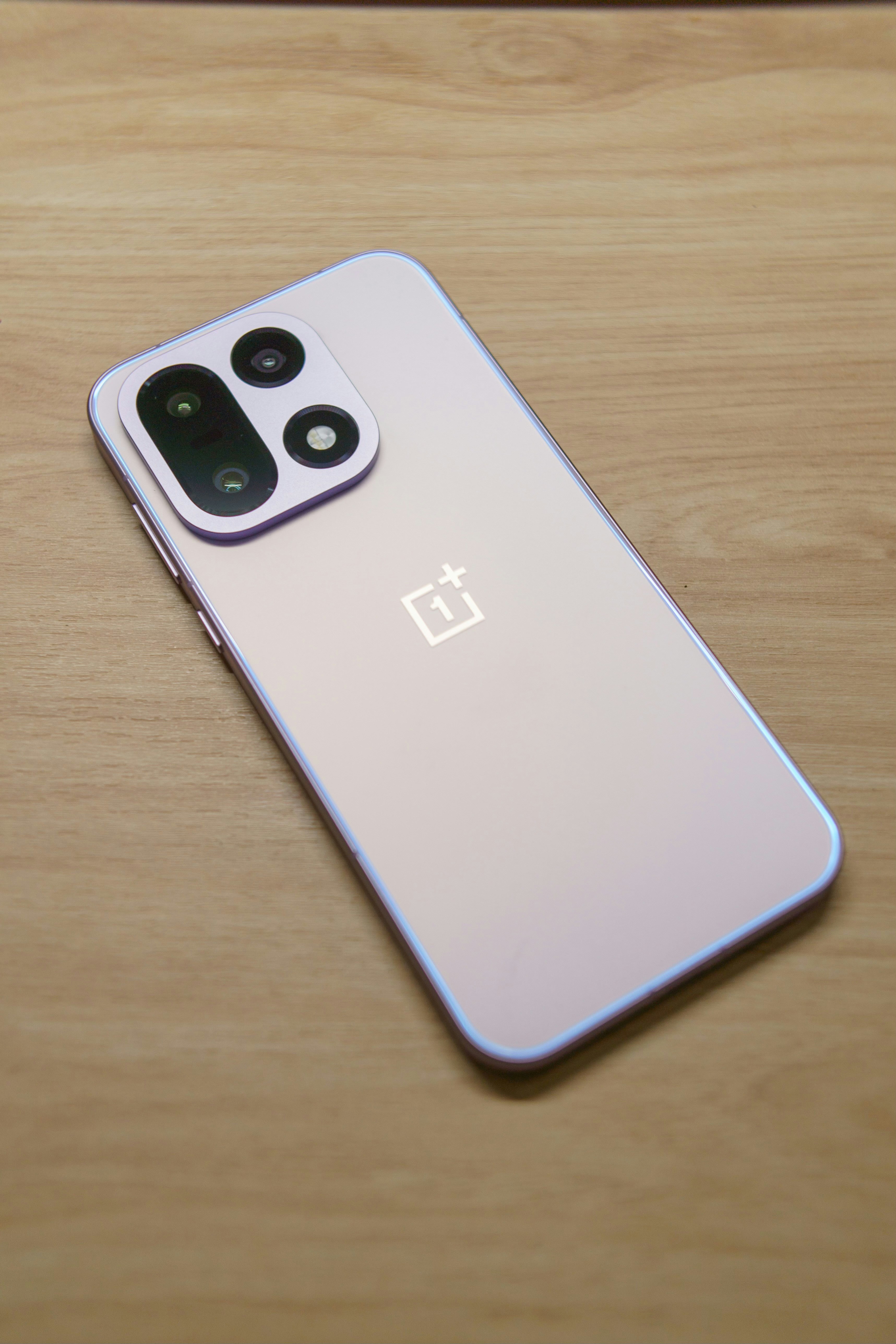 Ein hellviolettes Smartphone mit einem auffälligen Kameramodul.