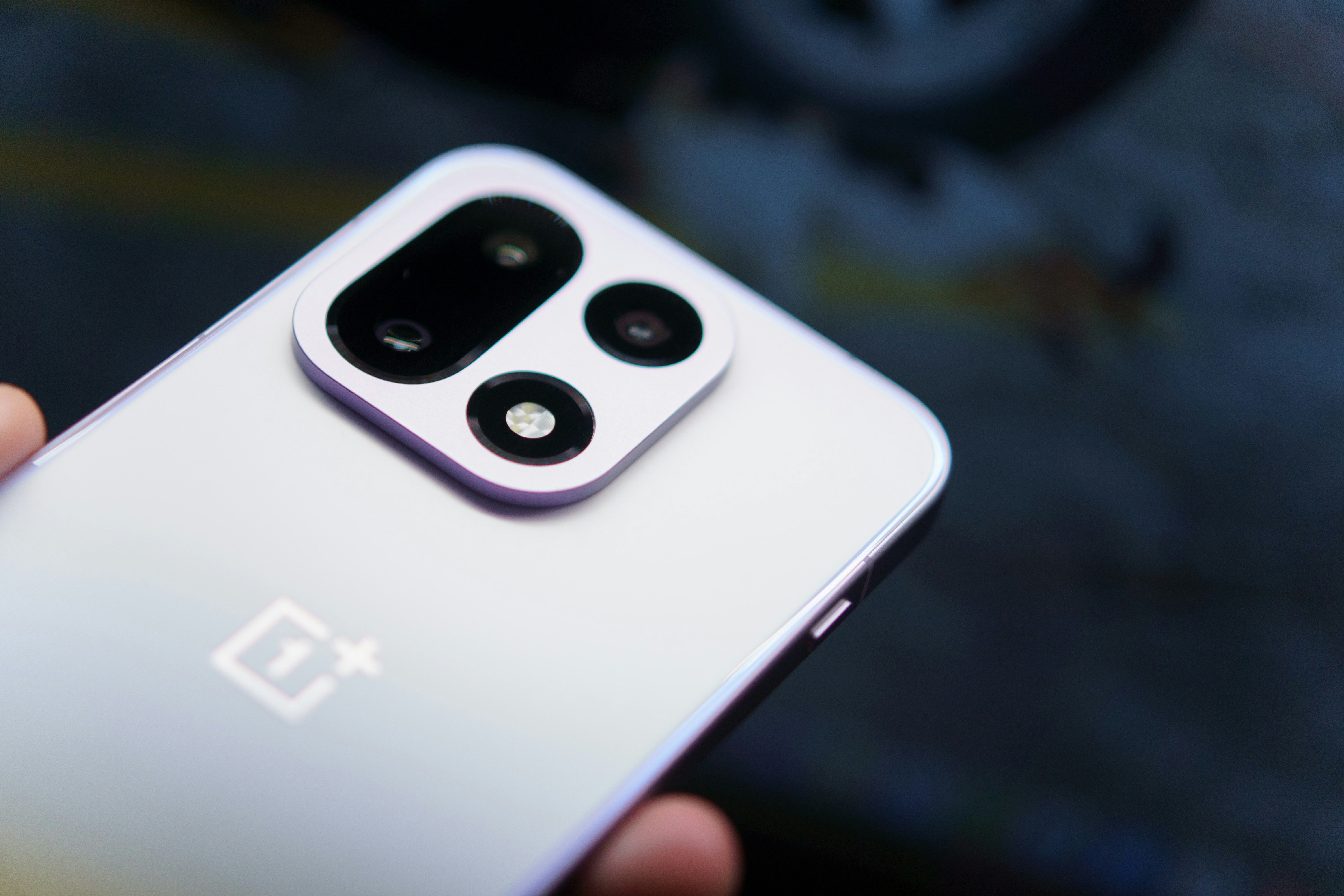 Nahaufnahme eines hellvioletten Smartphone-Kameramoduls.