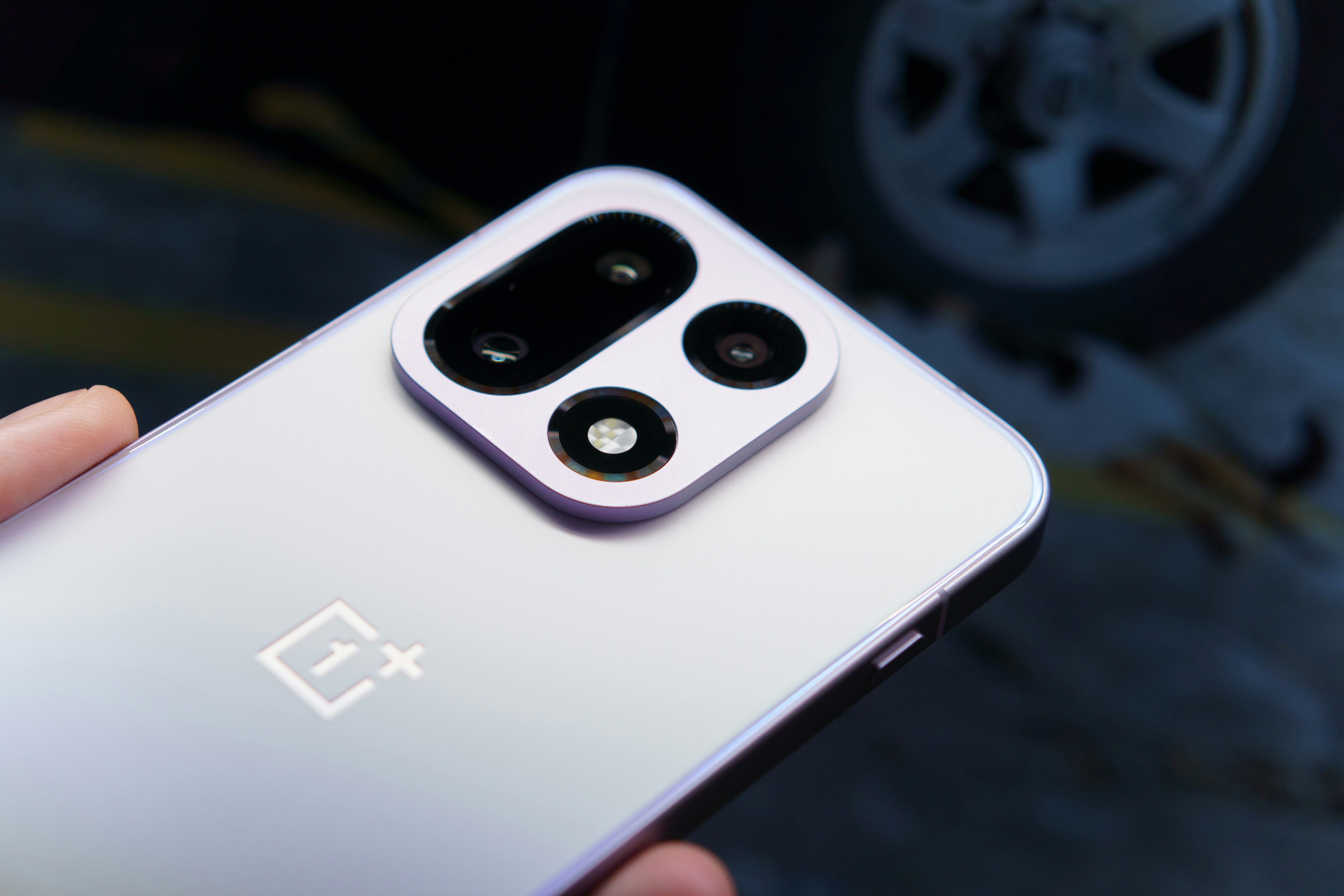 Nahaufnahme eines hellvioletten Smartphone-Kameramoduls