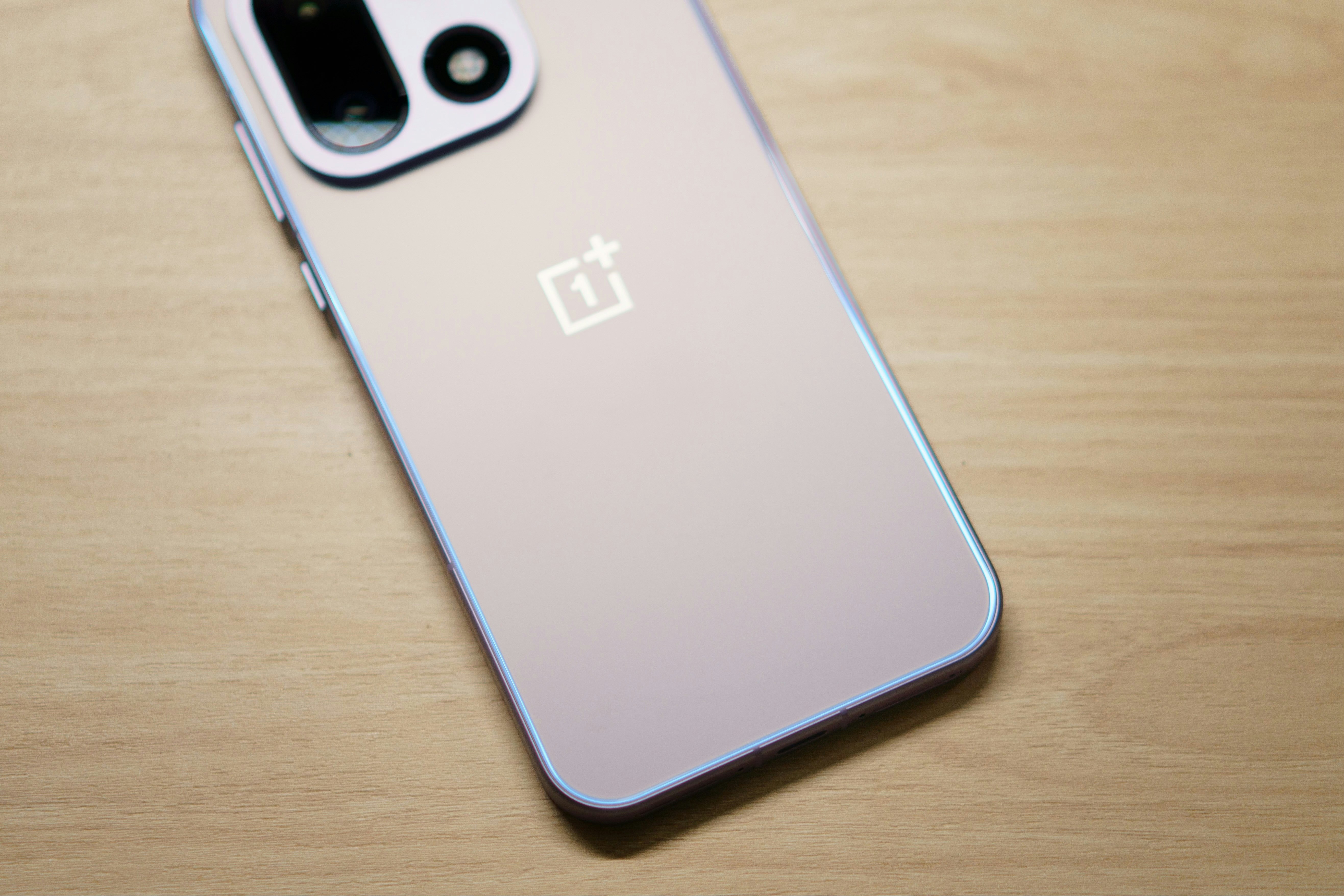 Un smartphone de color lila claro con módulo de cámara.