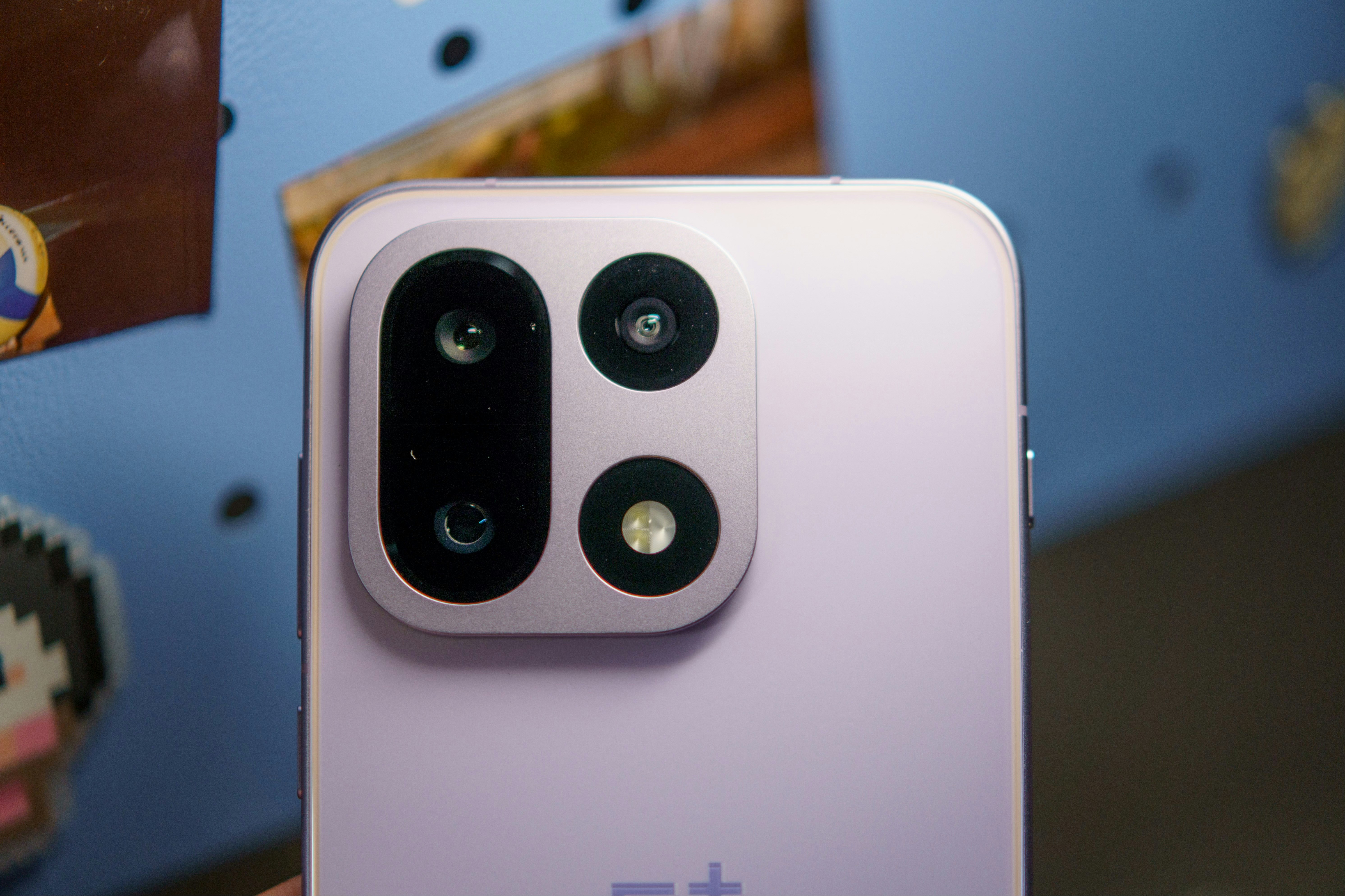 Nahaufnahme einer lila Smartphone-Kamera-Array