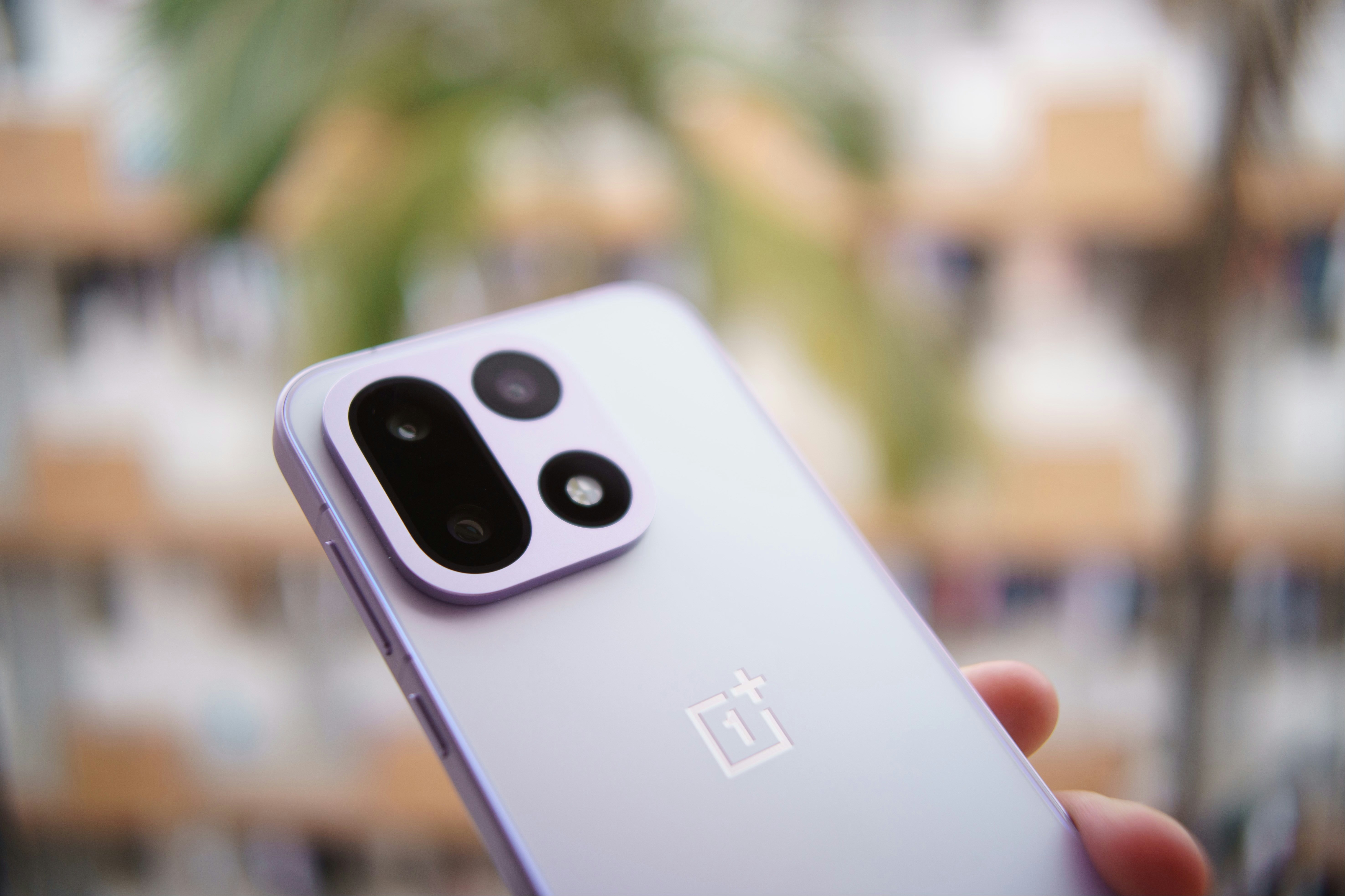 Nahaufnahme eines lila Smartphone-Kameramoduls