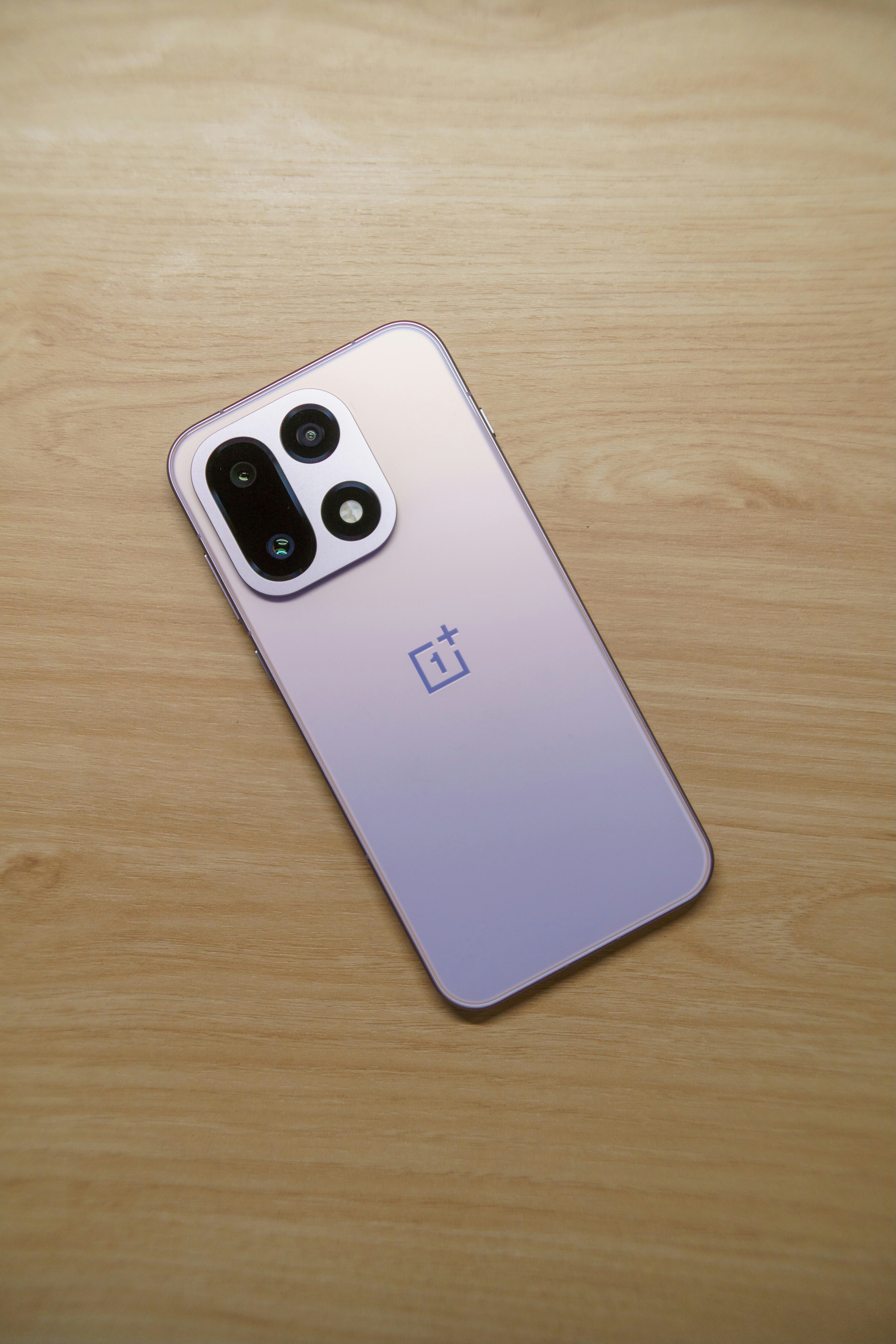 Ein lila Smartphone mit einem markanten Kameramodul.