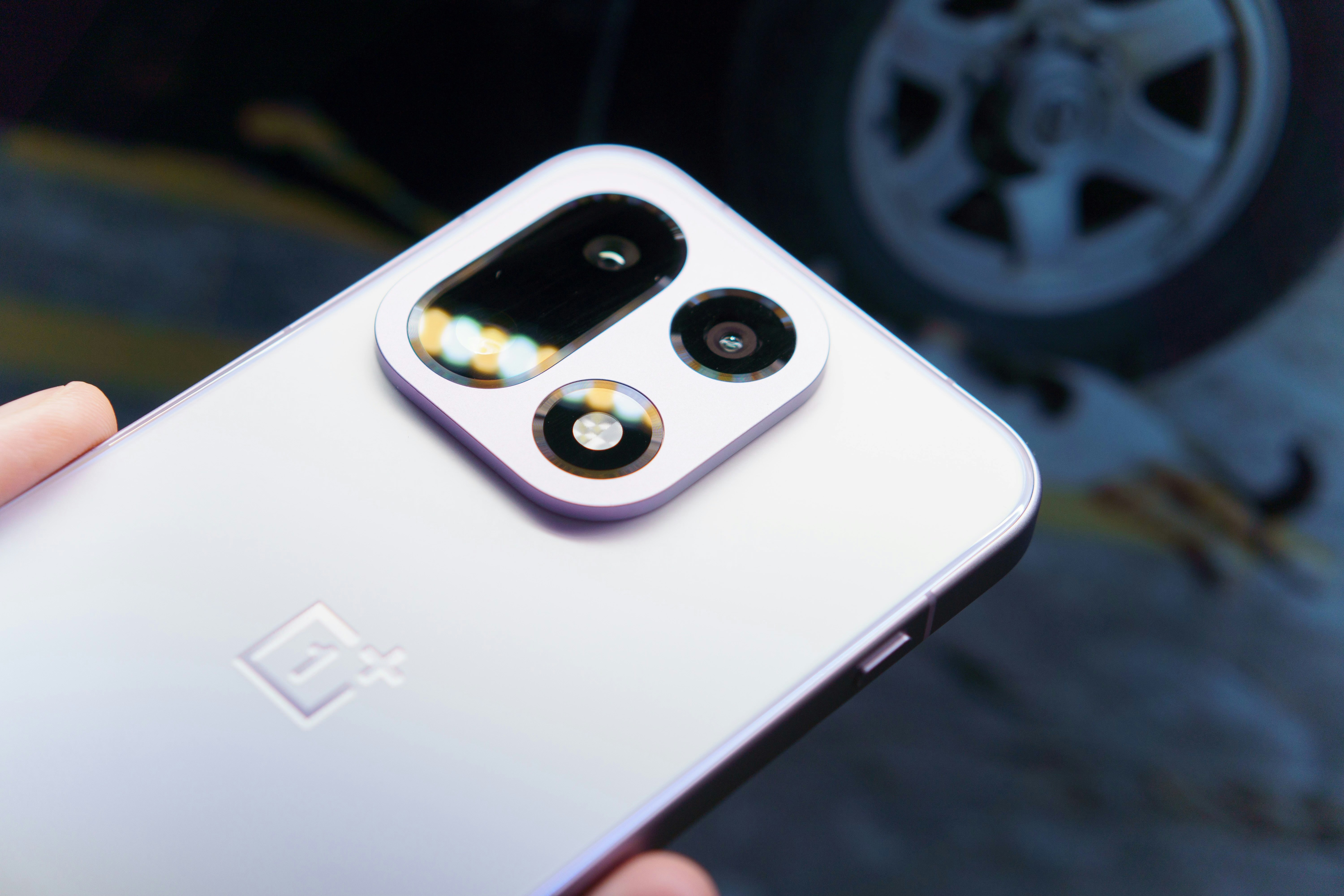 Nahaufnahme eines hellvioletten Smartphone-Kameramoduls.