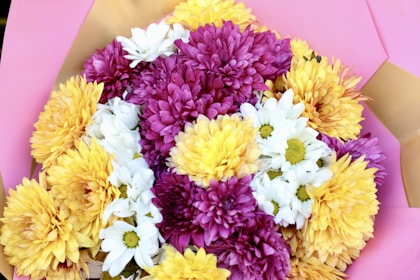 Decorações florais de Ano Novo Japonês com arranjos tradicionais