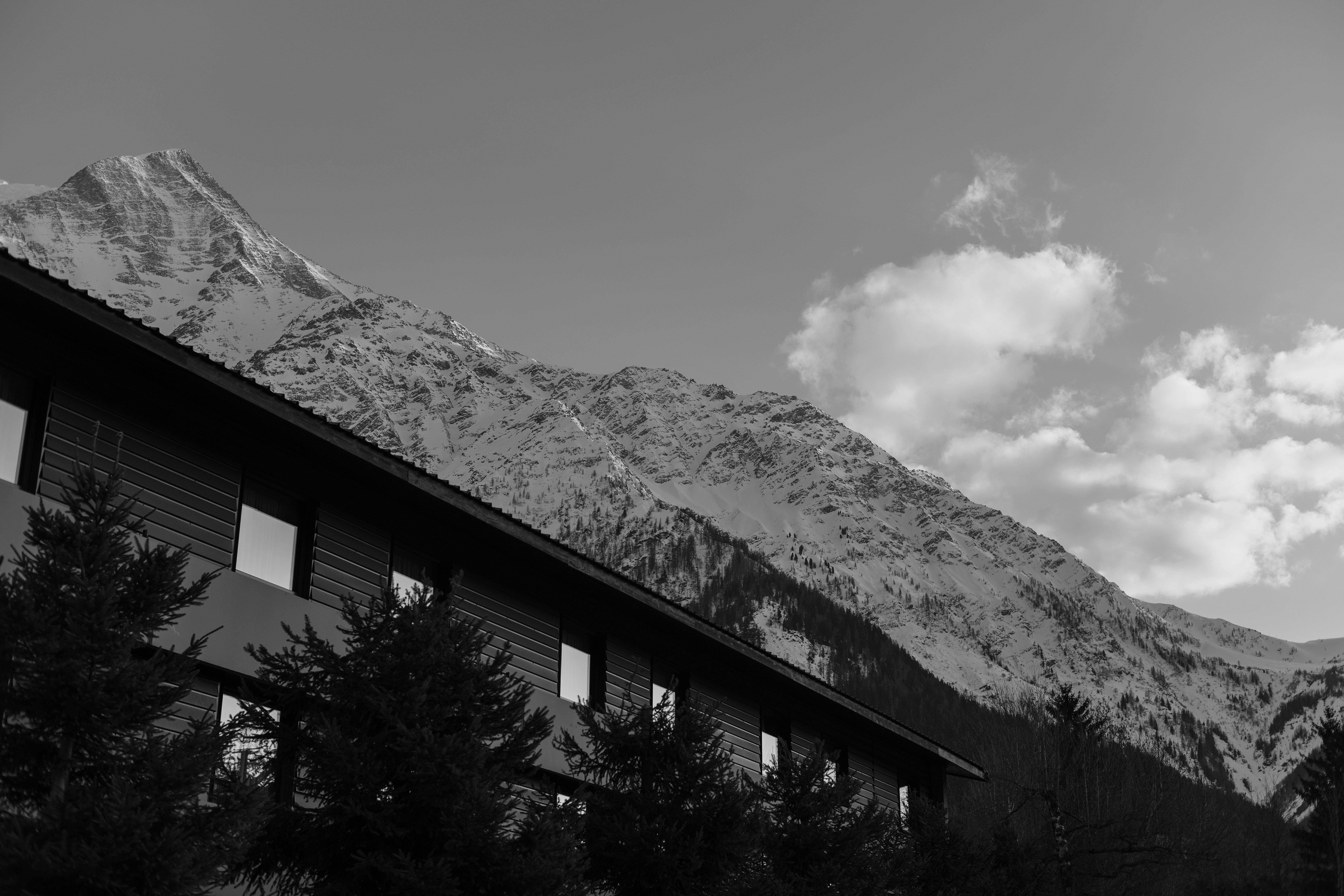 Edificio con montagne innevate sullo sfondo