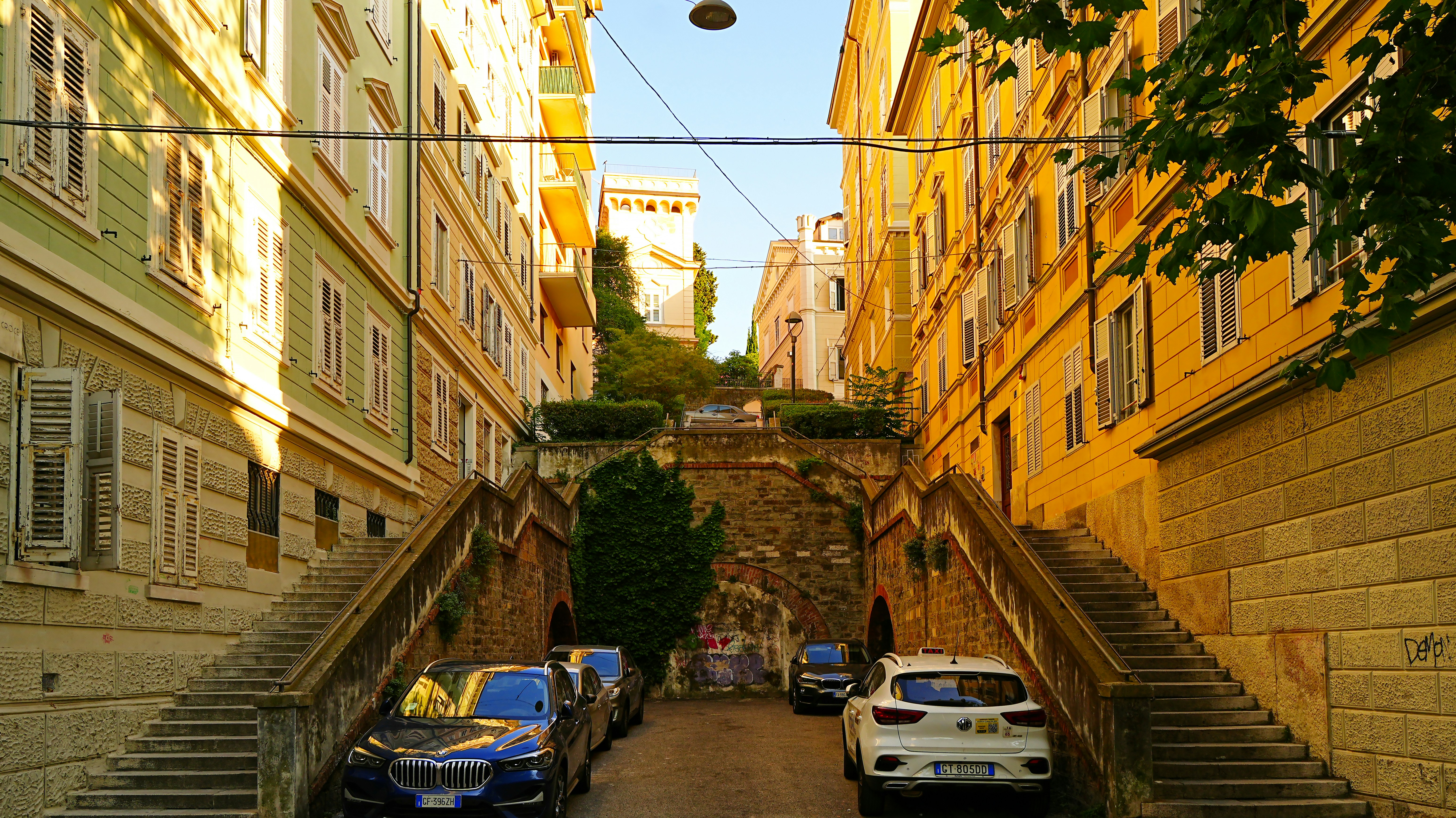 Autos parkten auf einer Straße mit Treppen und Gebäuden.