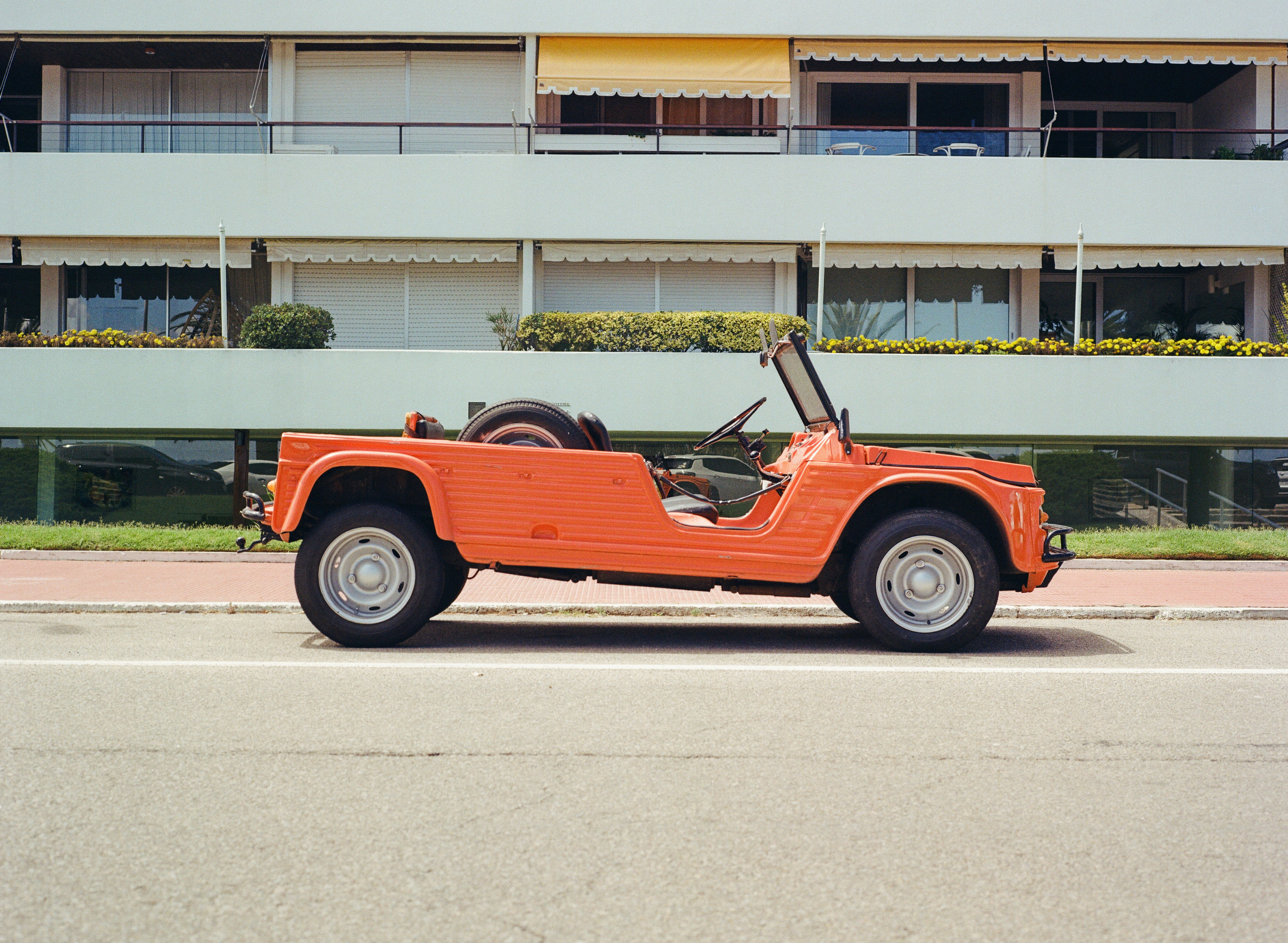 Voiture rétro orange garée dans une rue
