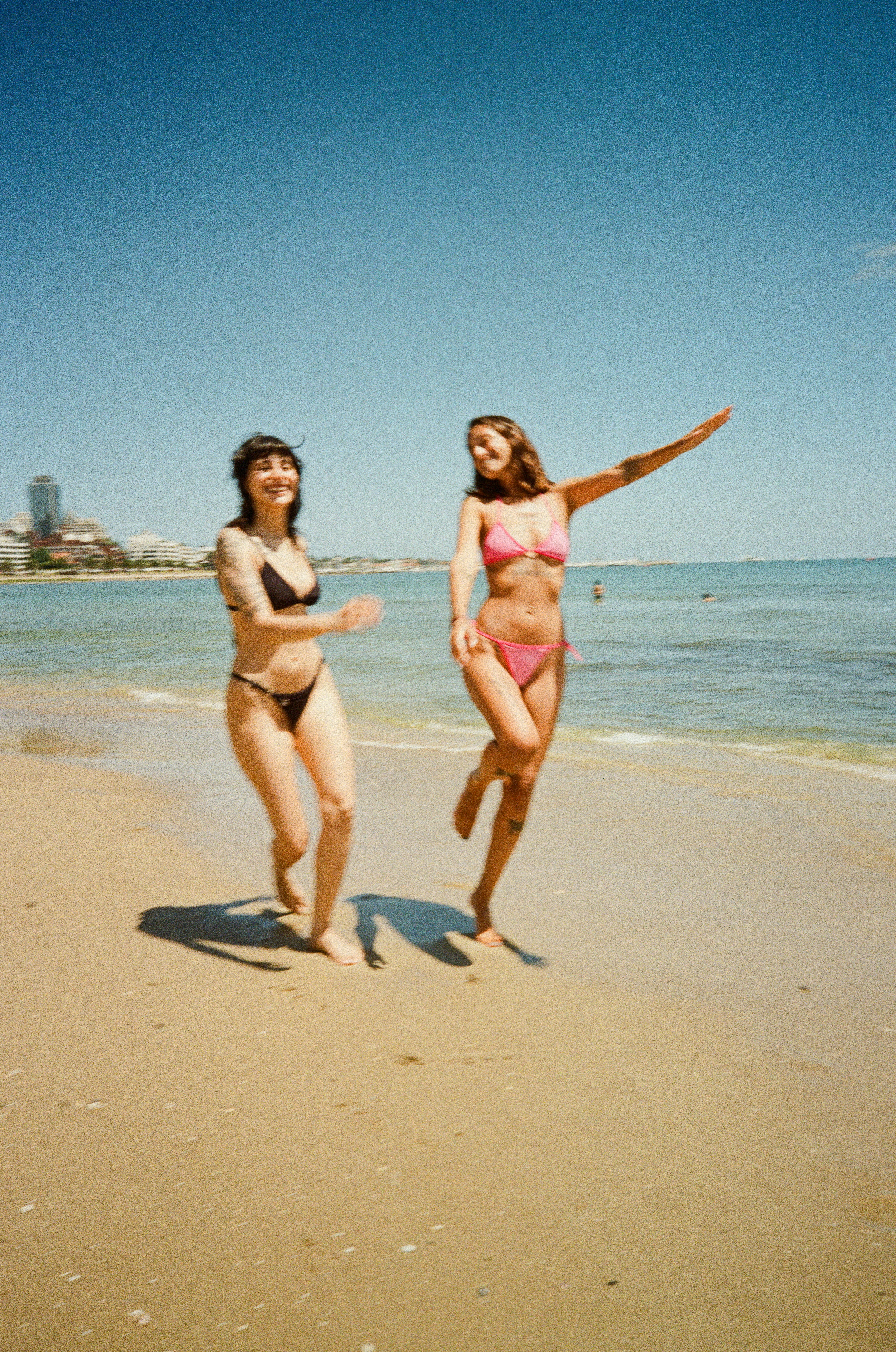 Deux femmes en bikini sur une plage de sable
