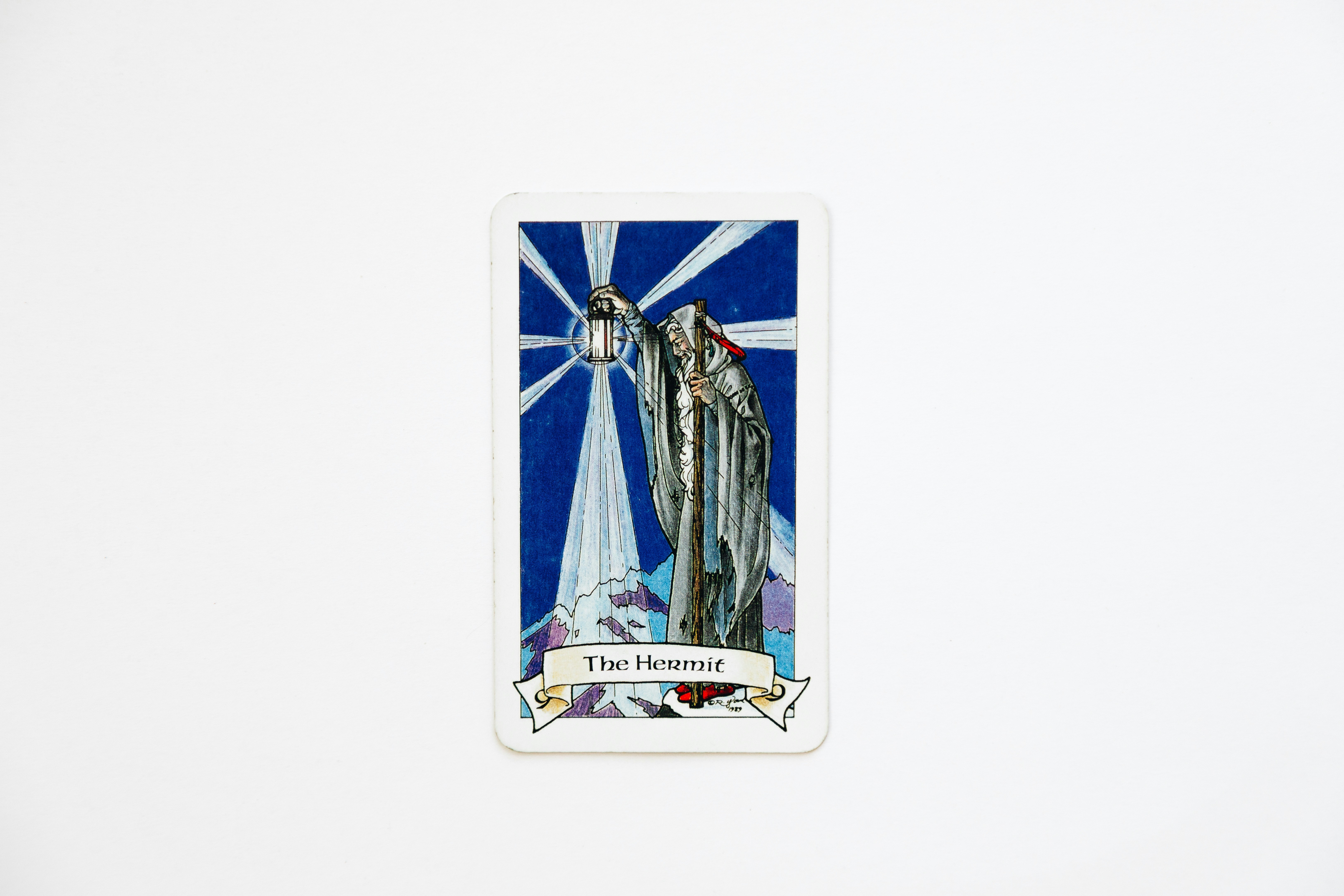 Carta de tarô com figura e fundo azul radiante