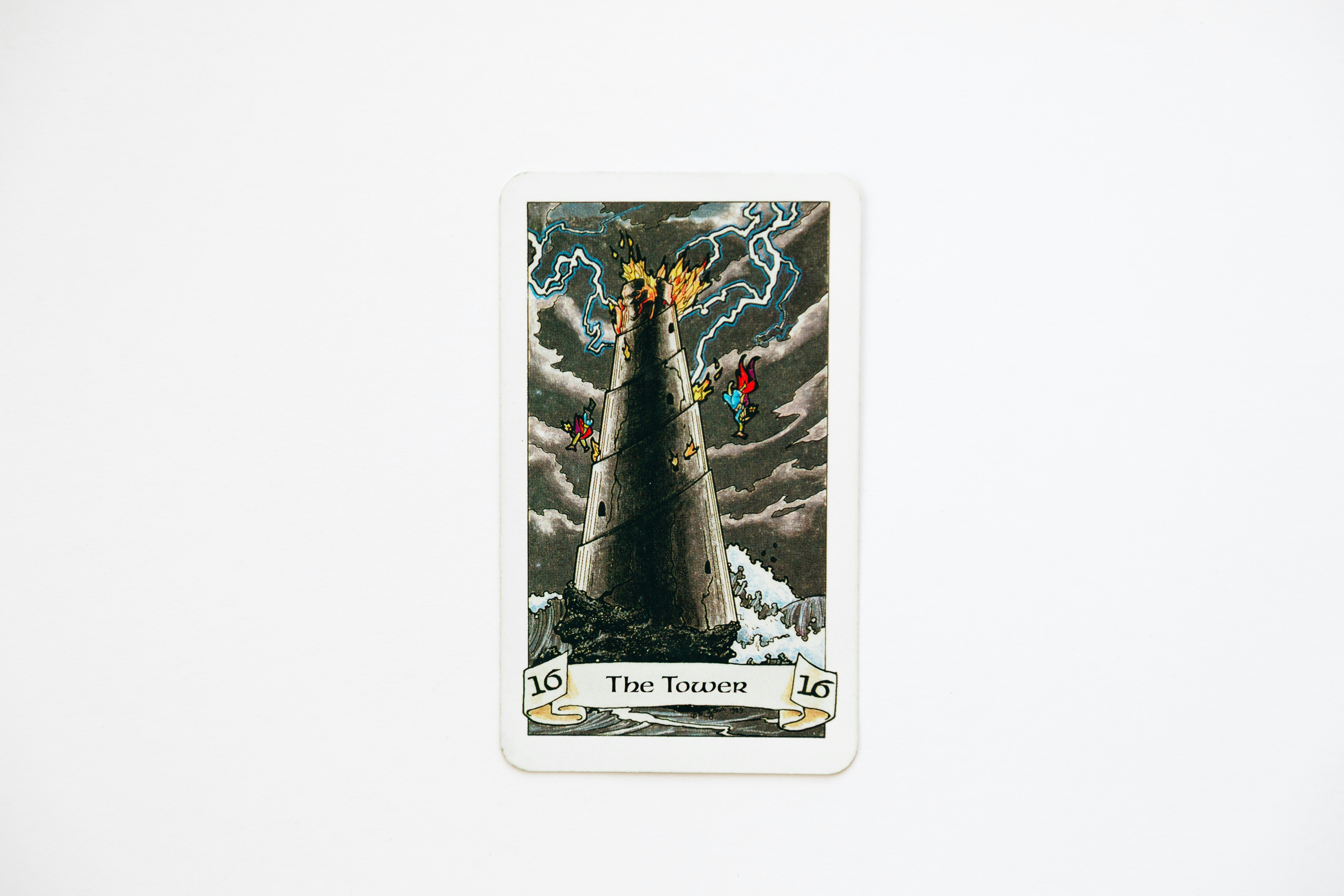 Carta de tarô que representa a torre atingida por um raio.