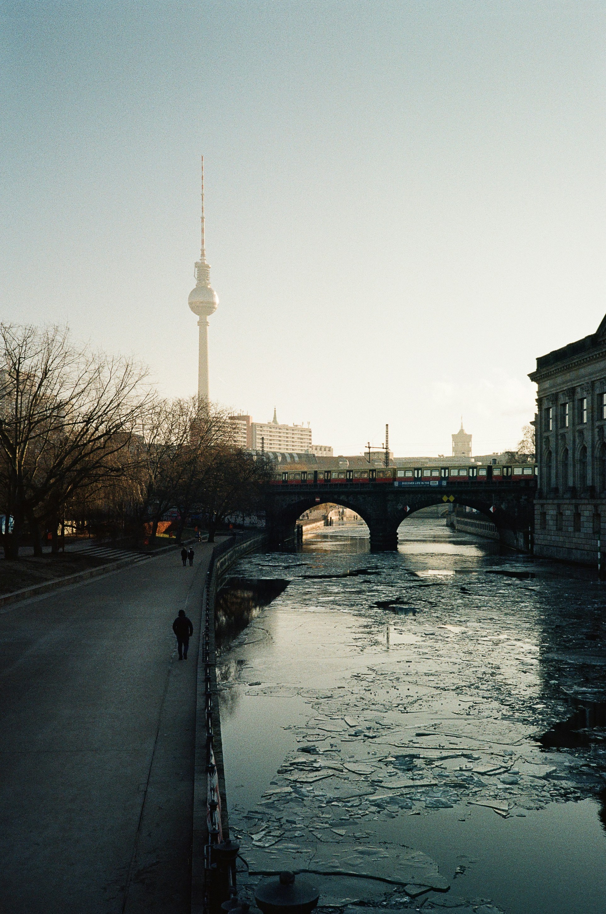 Fiume con banchi di ghiaccio e torre TV sullo sfondo