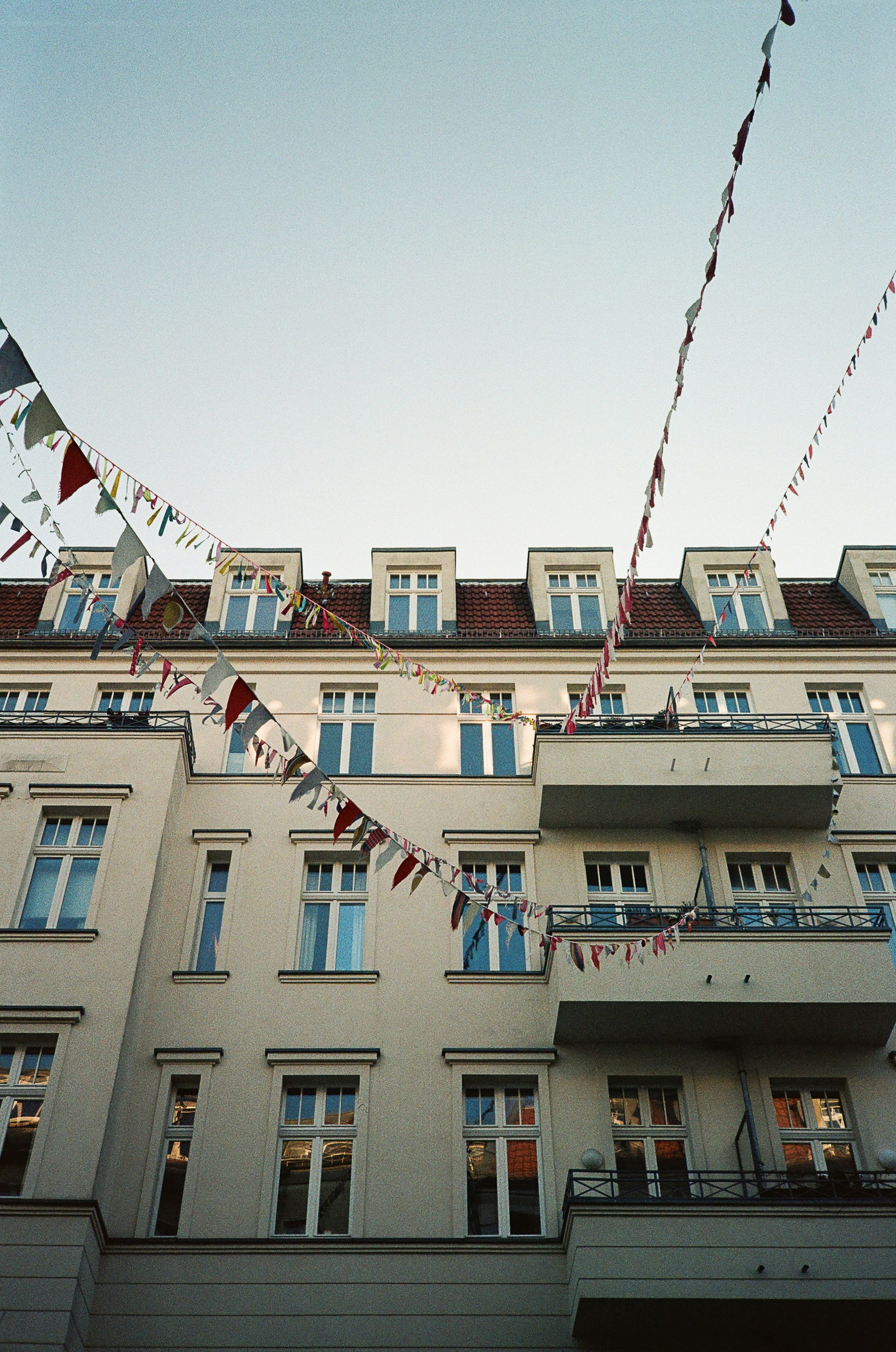 Colorate bandiere in forma di bandiera appeso sulla facciata dell'edificio