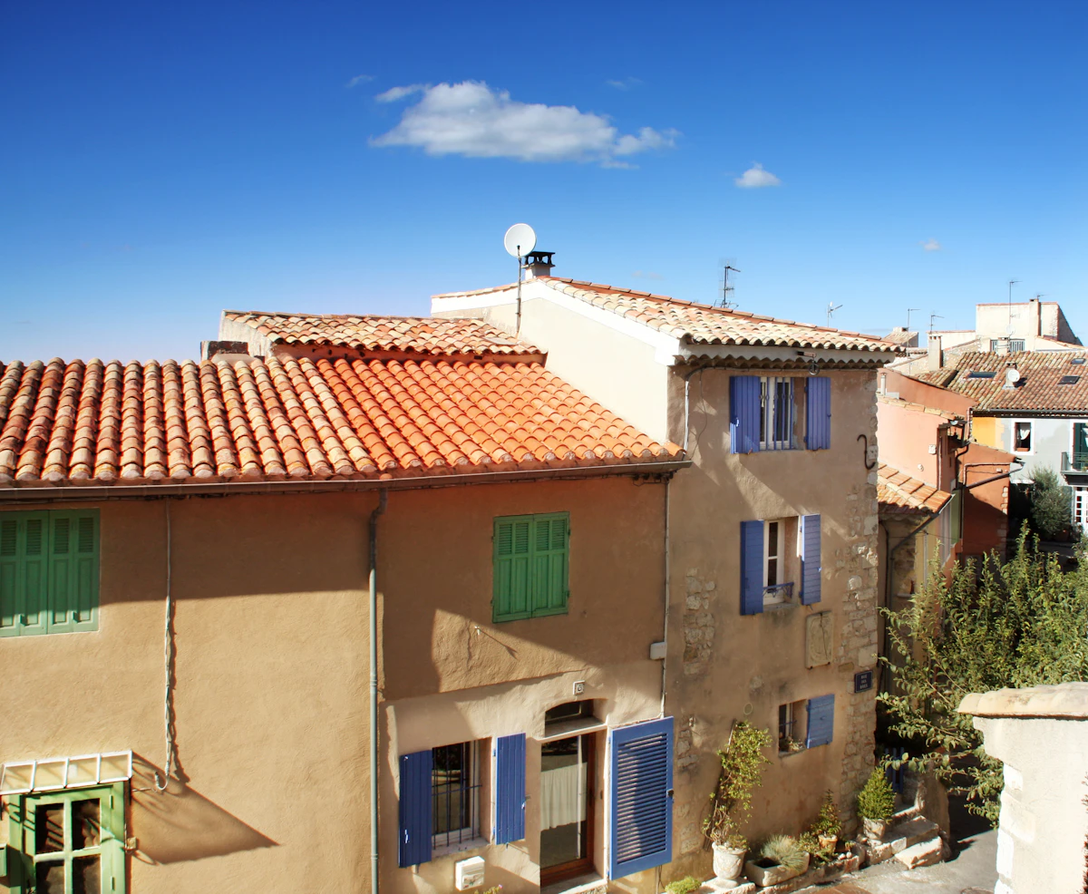 Toiture en tuiles propre d'une maison provençale