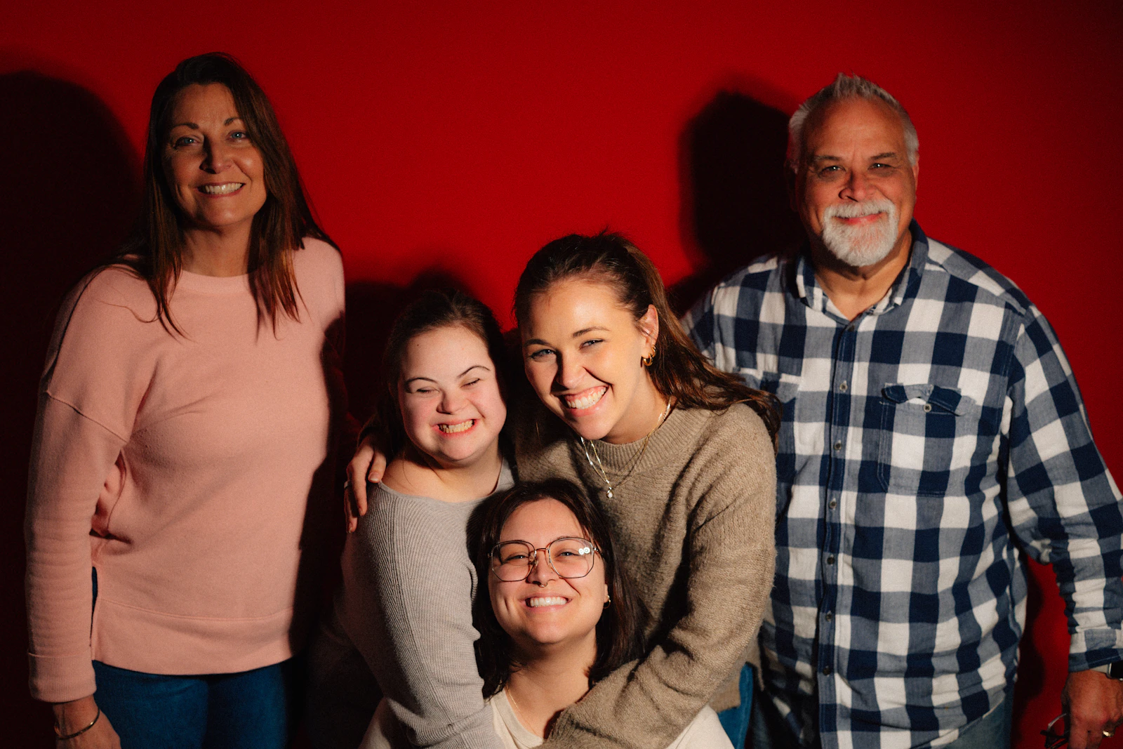 Família sorridente reunida, representando seguro de vida e cuidado com o futuro
