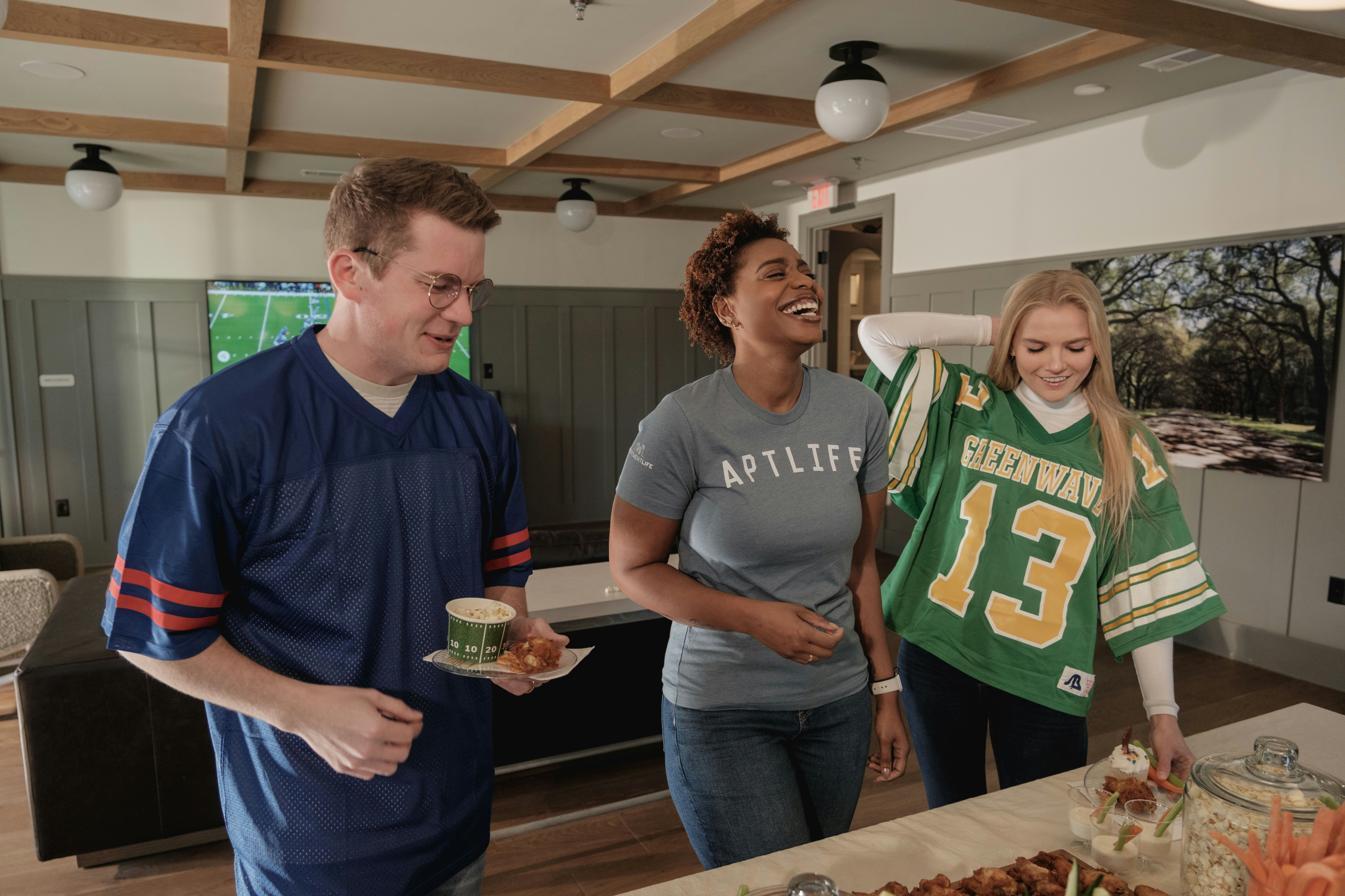Amigos del coliving disfrutando juntos en el espacio común