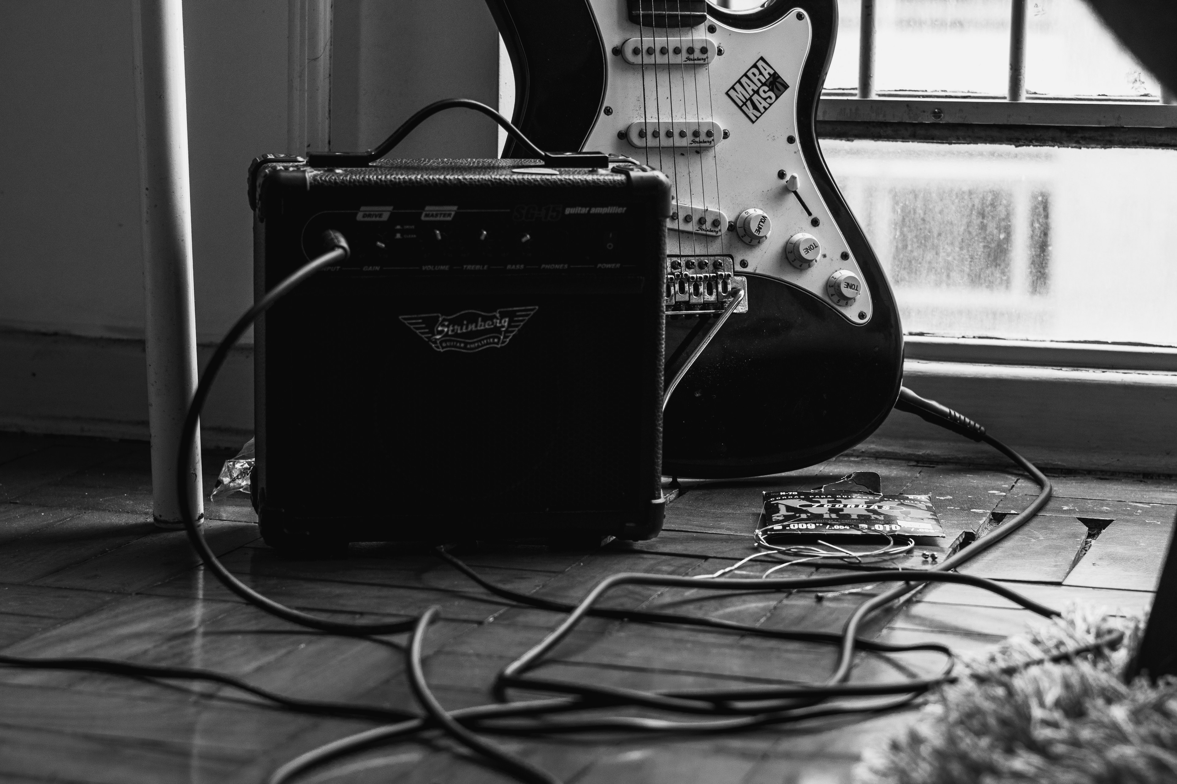 Guitare électrique et amplificateur avec câbles au sol