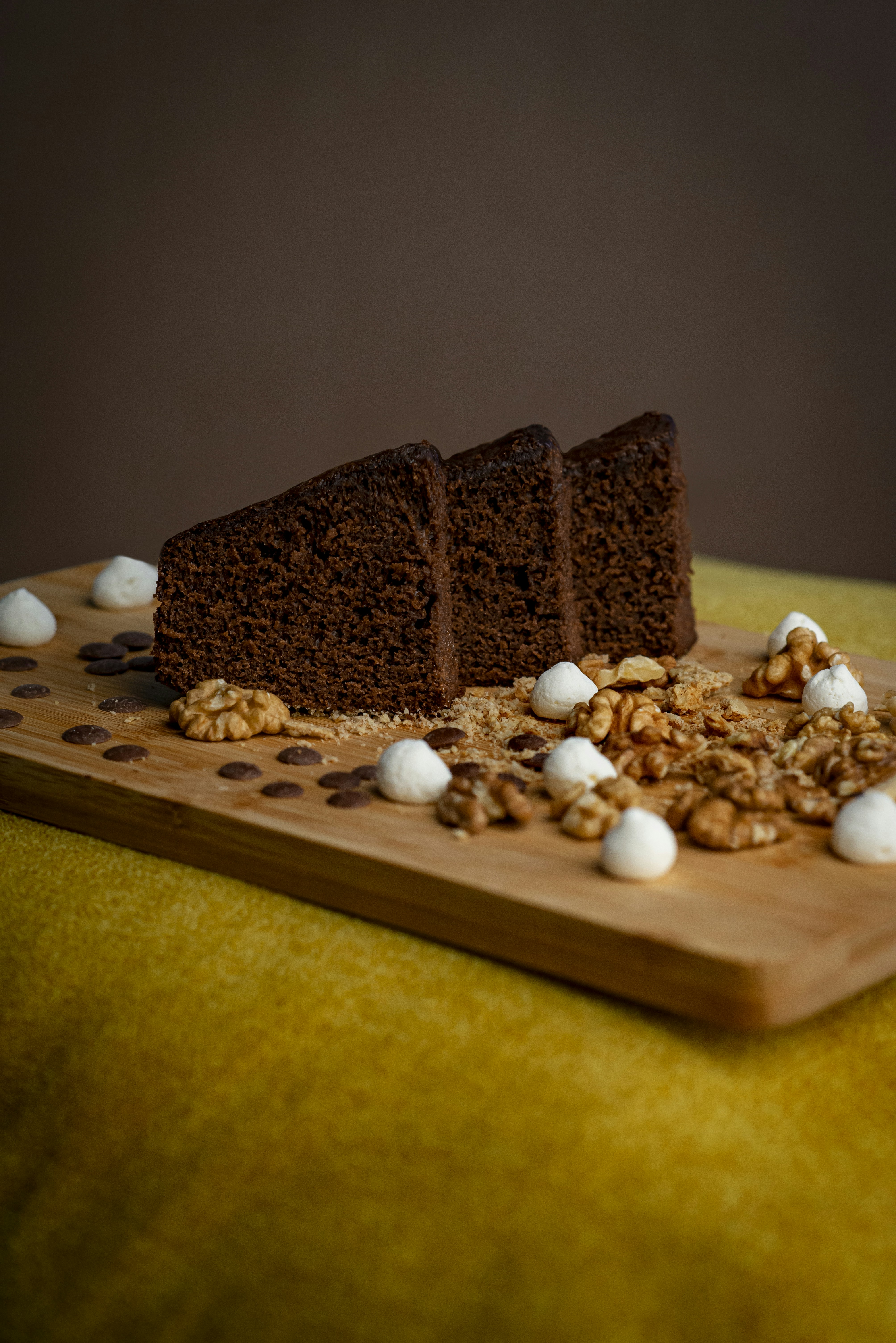 Tres porciones de tarta de chocolate con nueces y merengue.