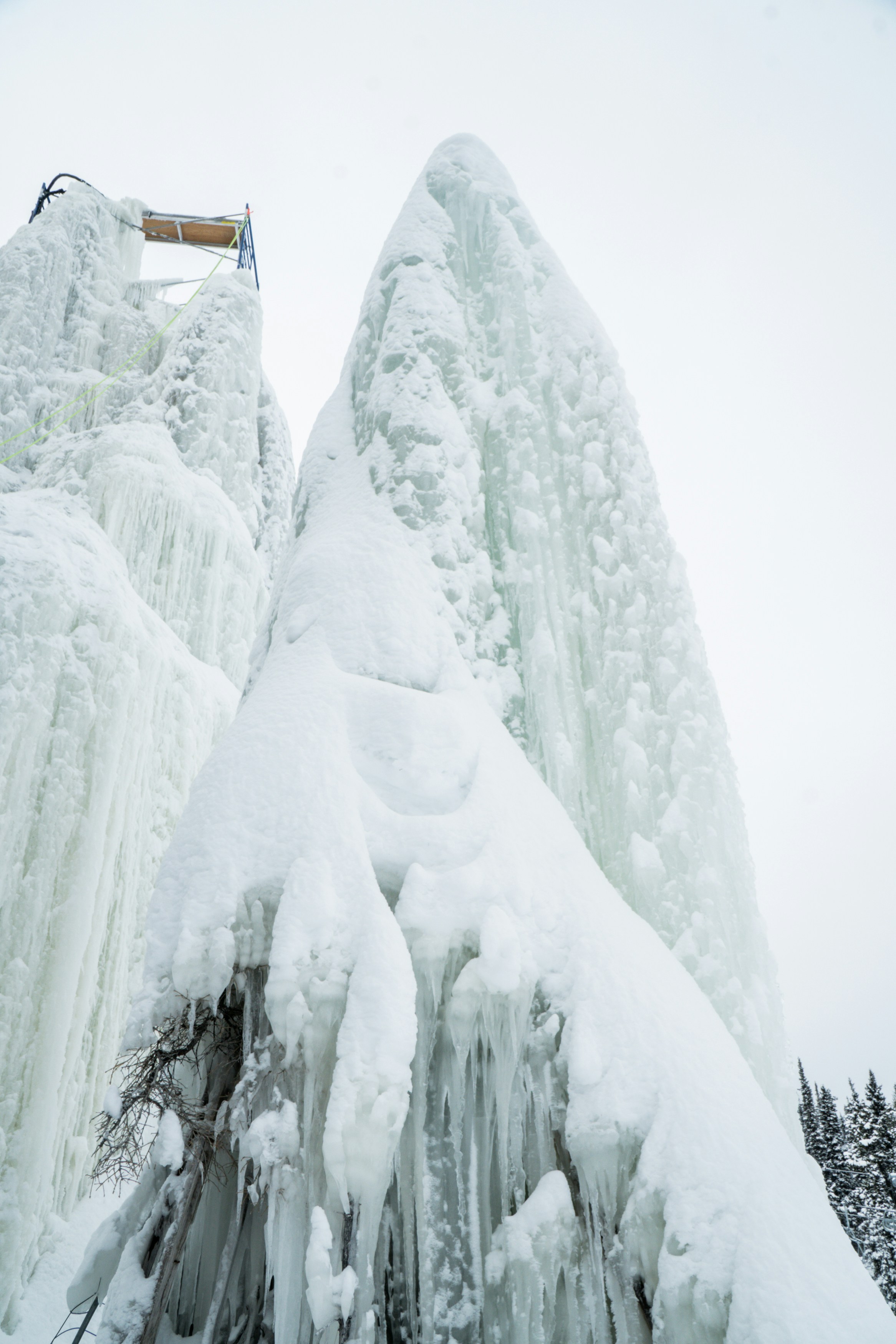 Grandes formaciones de hielo se alzan sobre un paisaje nevado