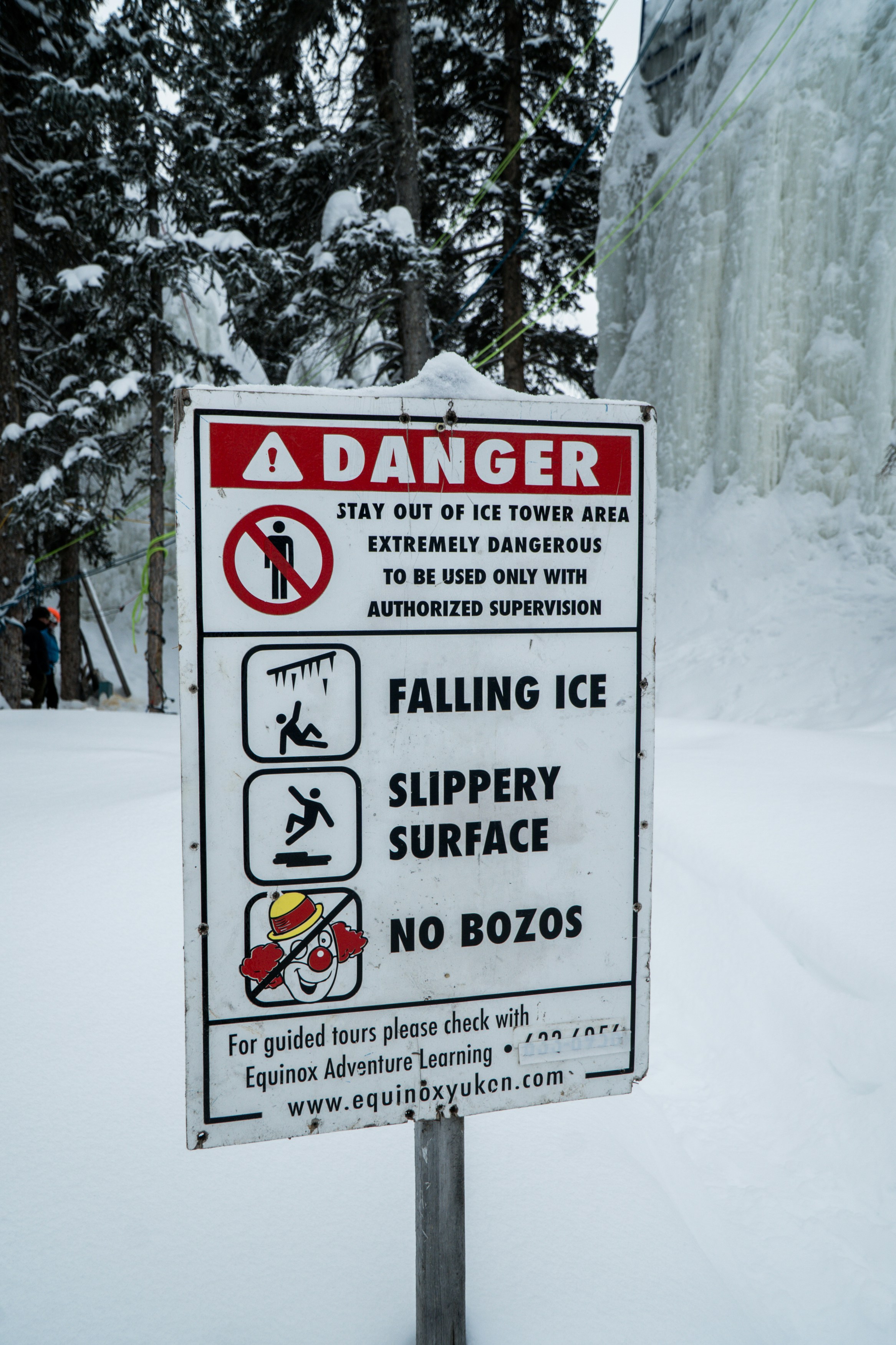 Señal de peligro en zona nevada con avisos de escalada en hielo