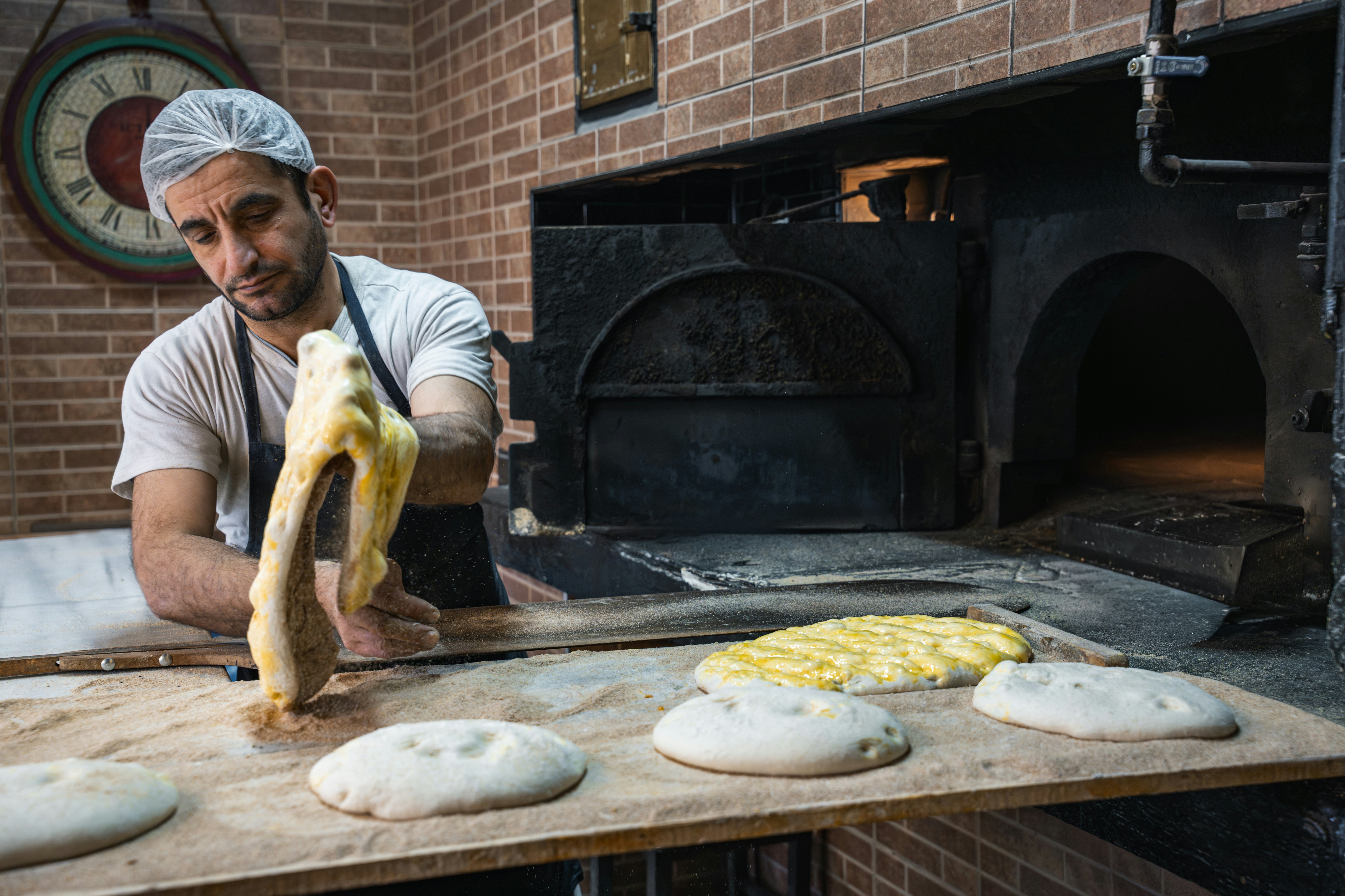 Bakkers aan het werk in de bakkerij