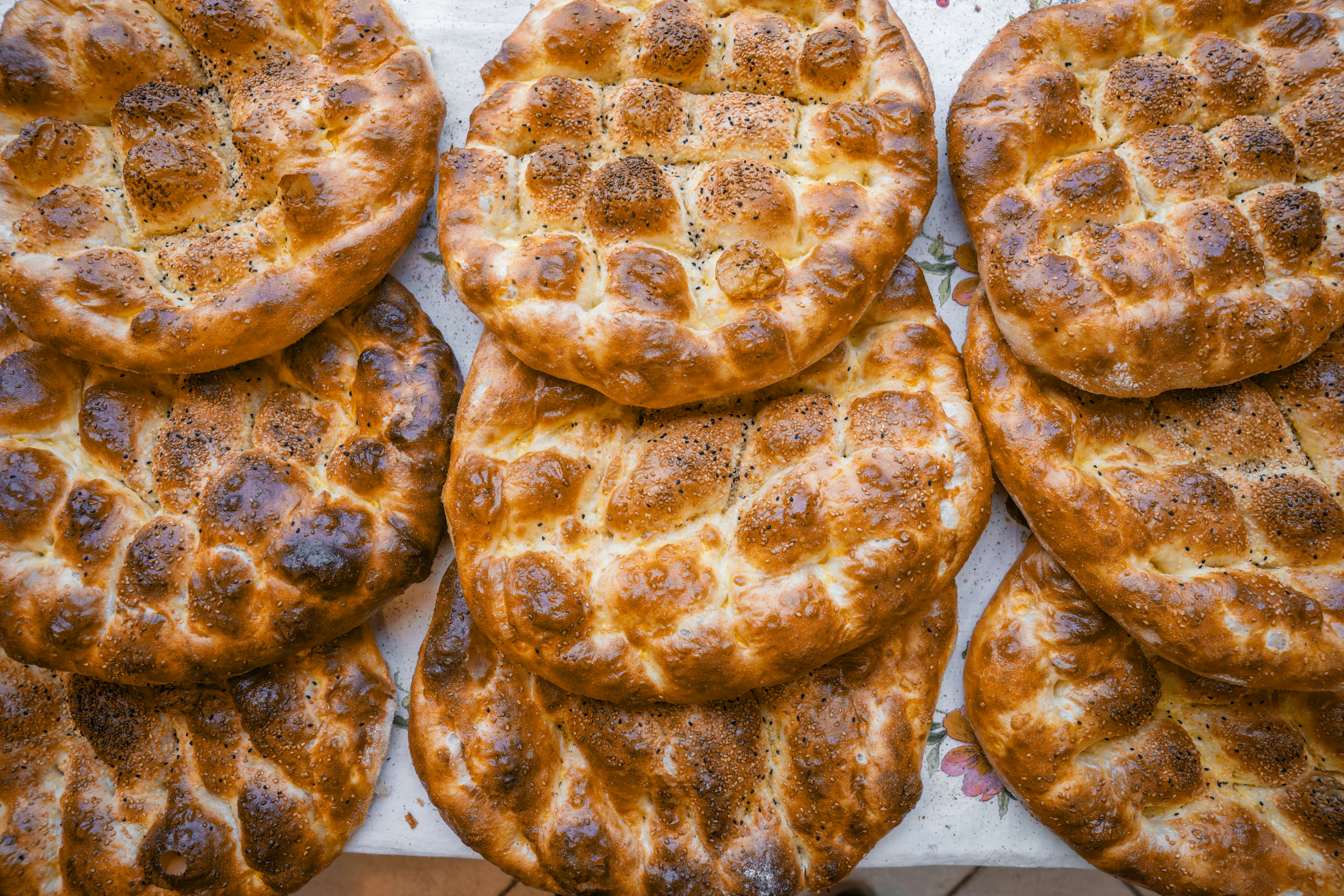 Pila di foglioni piatti appena sfornati con crosta dorata.