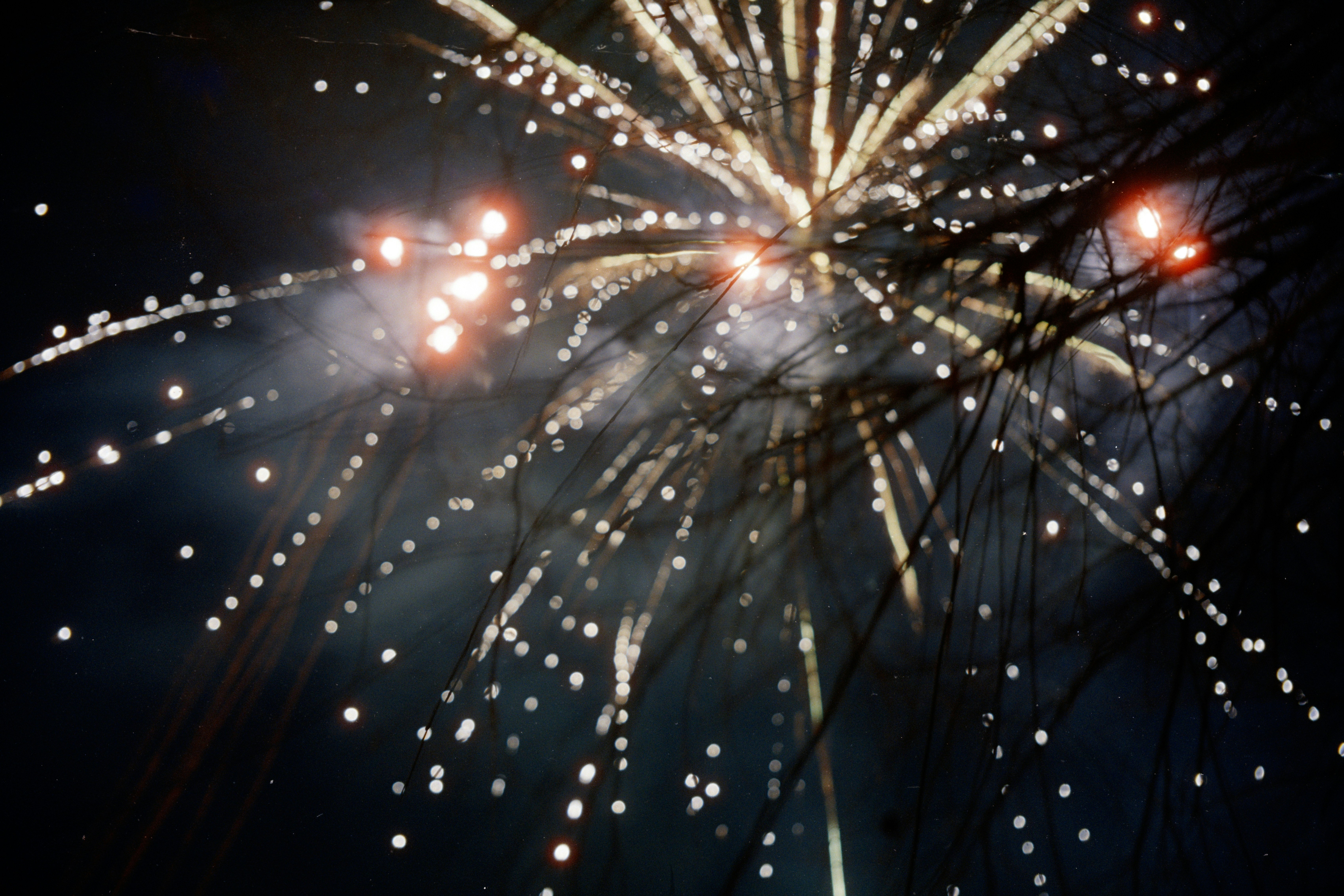 Des feux d’artifice brillants explosant dans le ciel nocturne