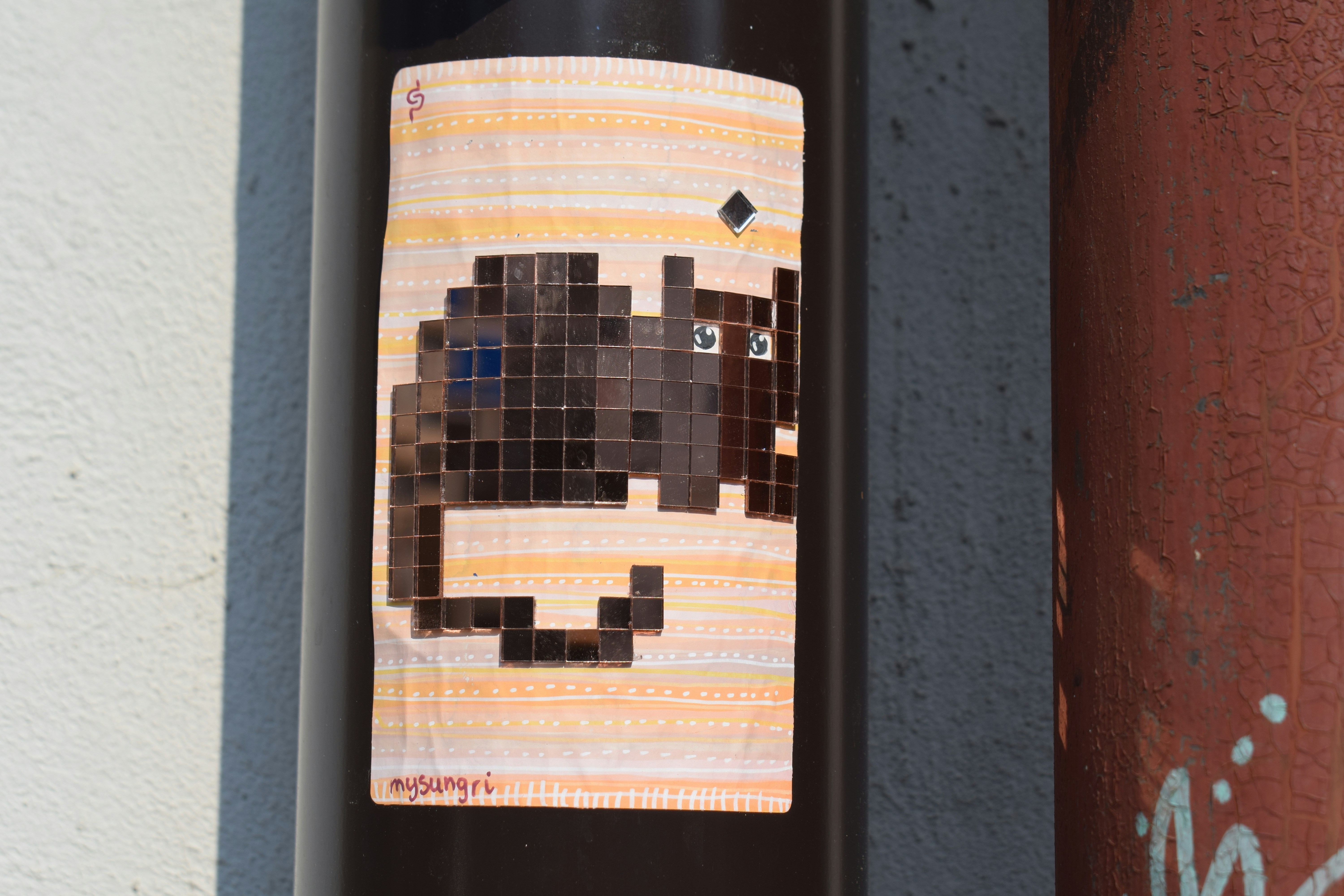 Pixel art de una criatura oscura sobre un fondo rayado